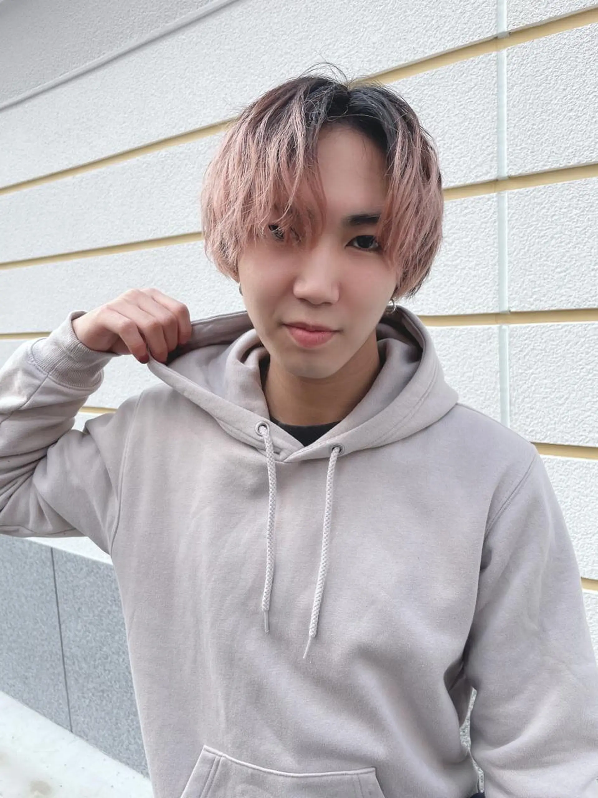 ショート カラー メンズ センターパート ピンクカラー 曲がる縮毛矯正 髪質改善/西尾 幸樹のヘアスタイル