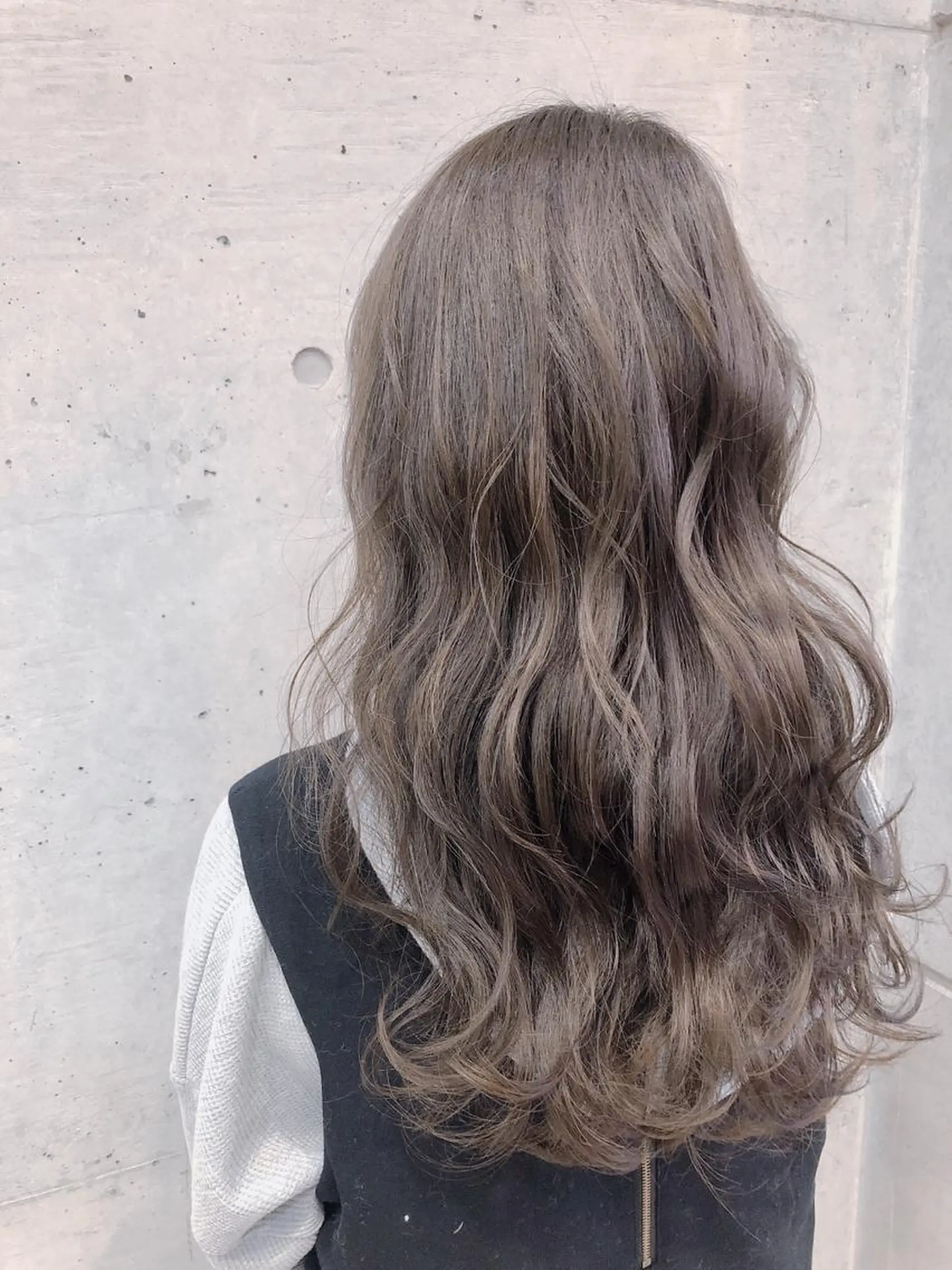 ロング カラー アッシュ アッシュグレー アッシュグレージュ グレージュ ハイライトカラー 大栗 佑也  髪質改善のヘアスタイル