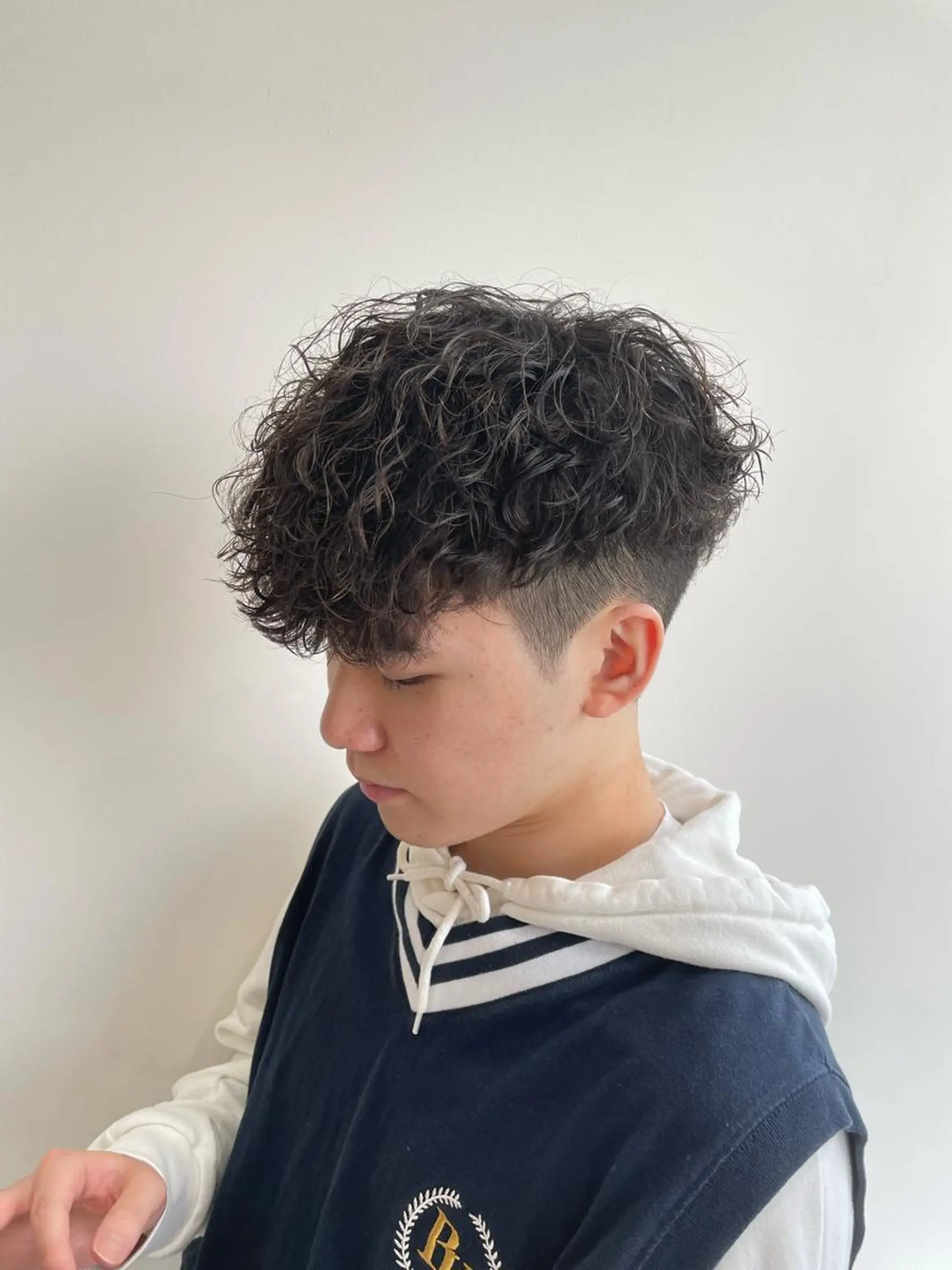 ミディアム パーマ メンズ カット 🔥縦落ちツイスパ 🔥鈴木健紀のヘアスタイル