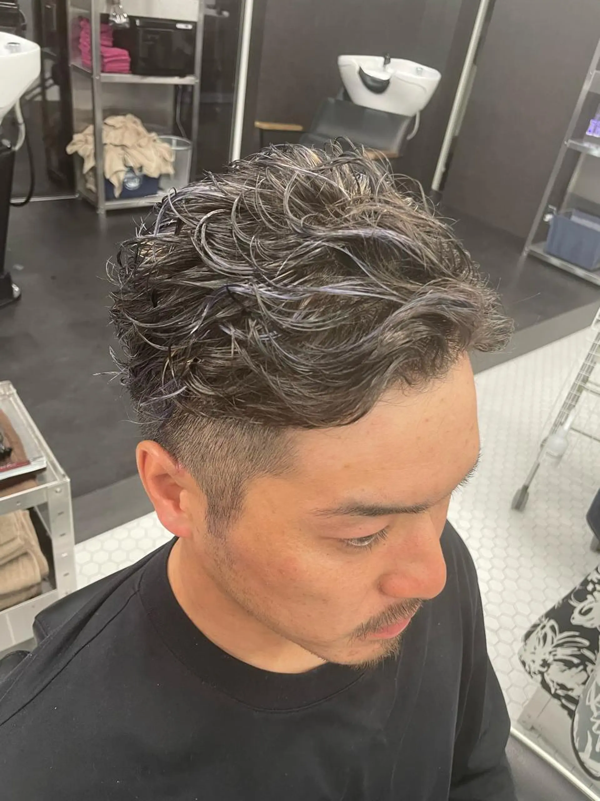 ショート カラー パーマ メンズ メンズバレイヤージュ メンズブリーチ ビジネス センターパート ダウンパーマ カット ヘッドスパ トップスタイリスト/ 久徳大輝のヘアスタイル
