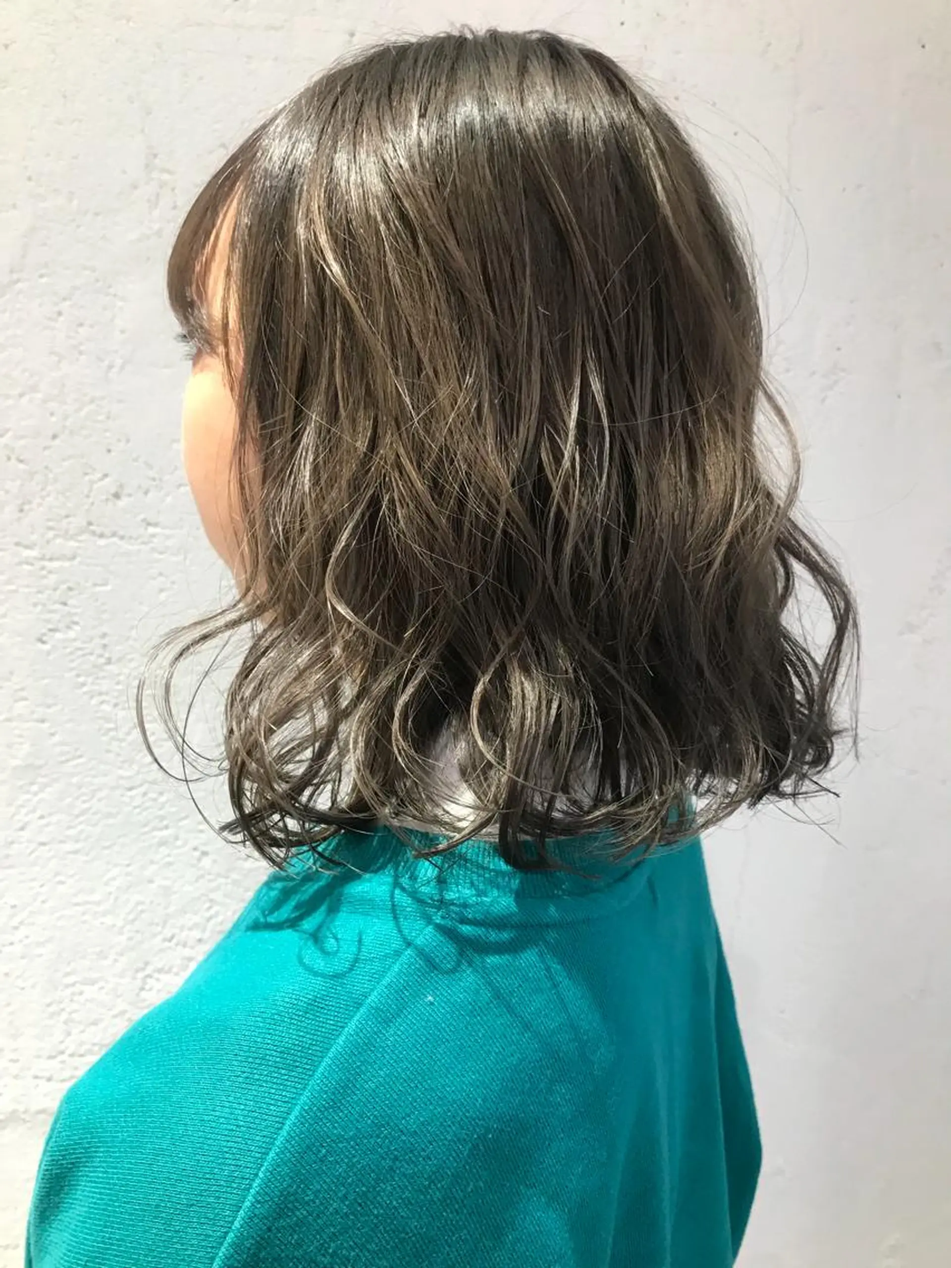 ミディアム カラー ダブルカラー グラデーションカラー ハイライトカラー 卒業式のヘアスタイル ハイライト ベージュ/オリーブ ボブ/小笠原汐海のヘアスタイル