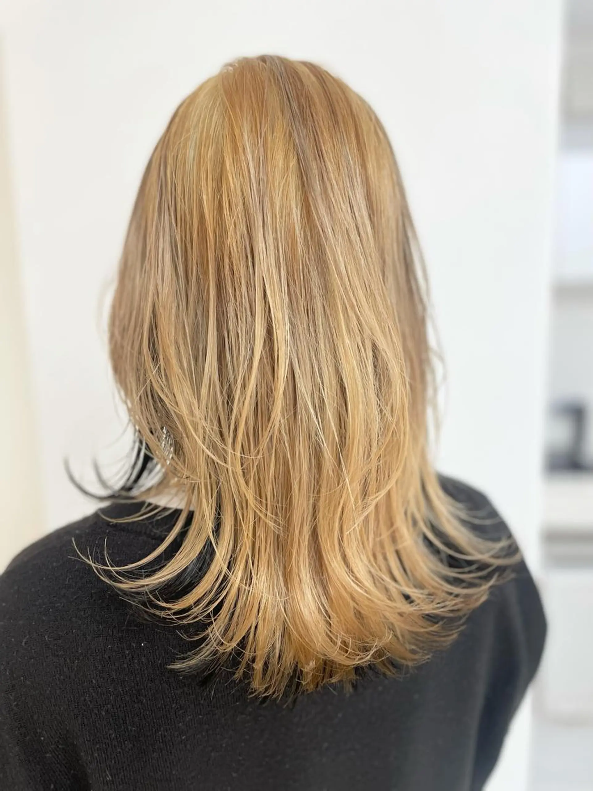 セミロング カラー ブリーチ ウルフカット 福田 千尋のヘアスタイル