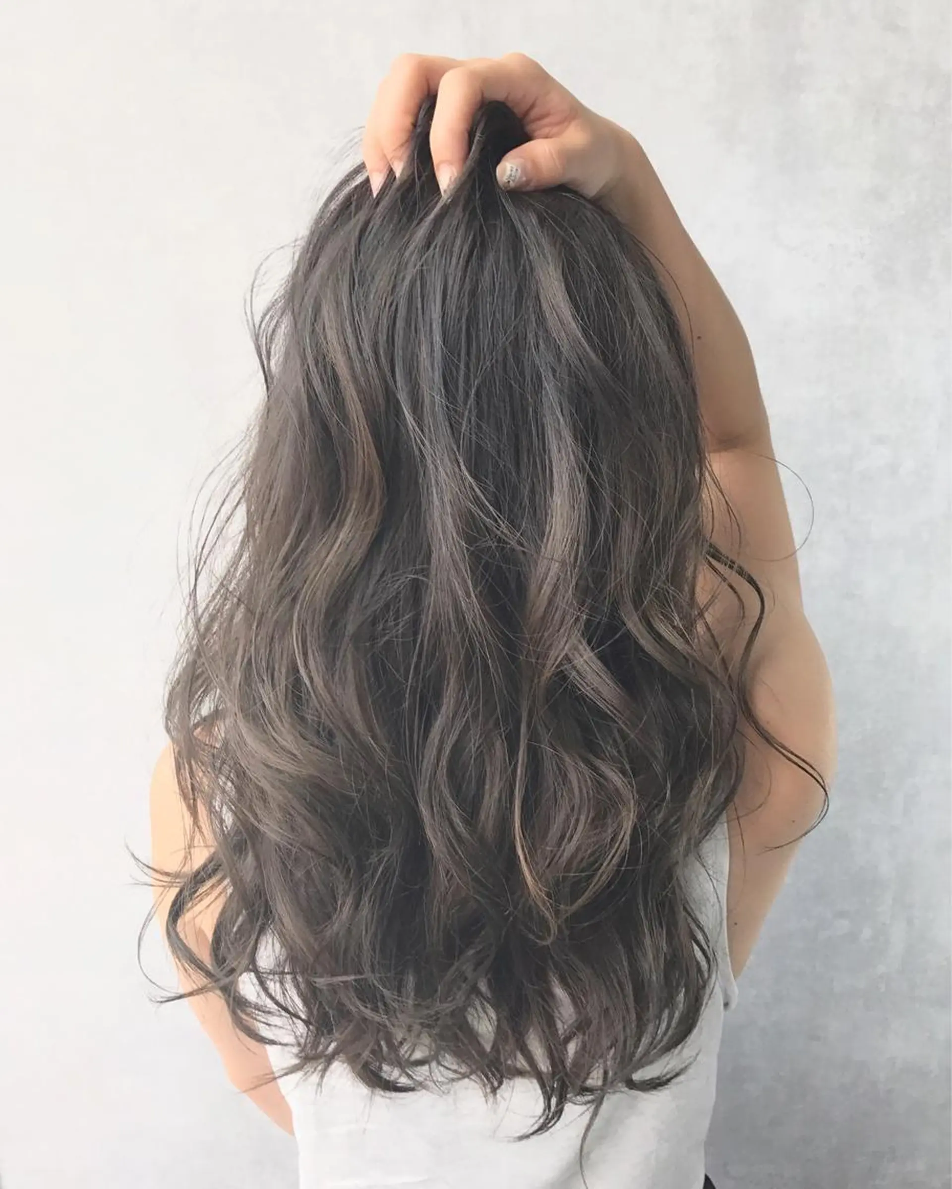 セミロング カラー グレージュ ハイライトカラー ハイライト TOMOYAレイヤー ブリーチ縮毛矯正のヘアスタイル