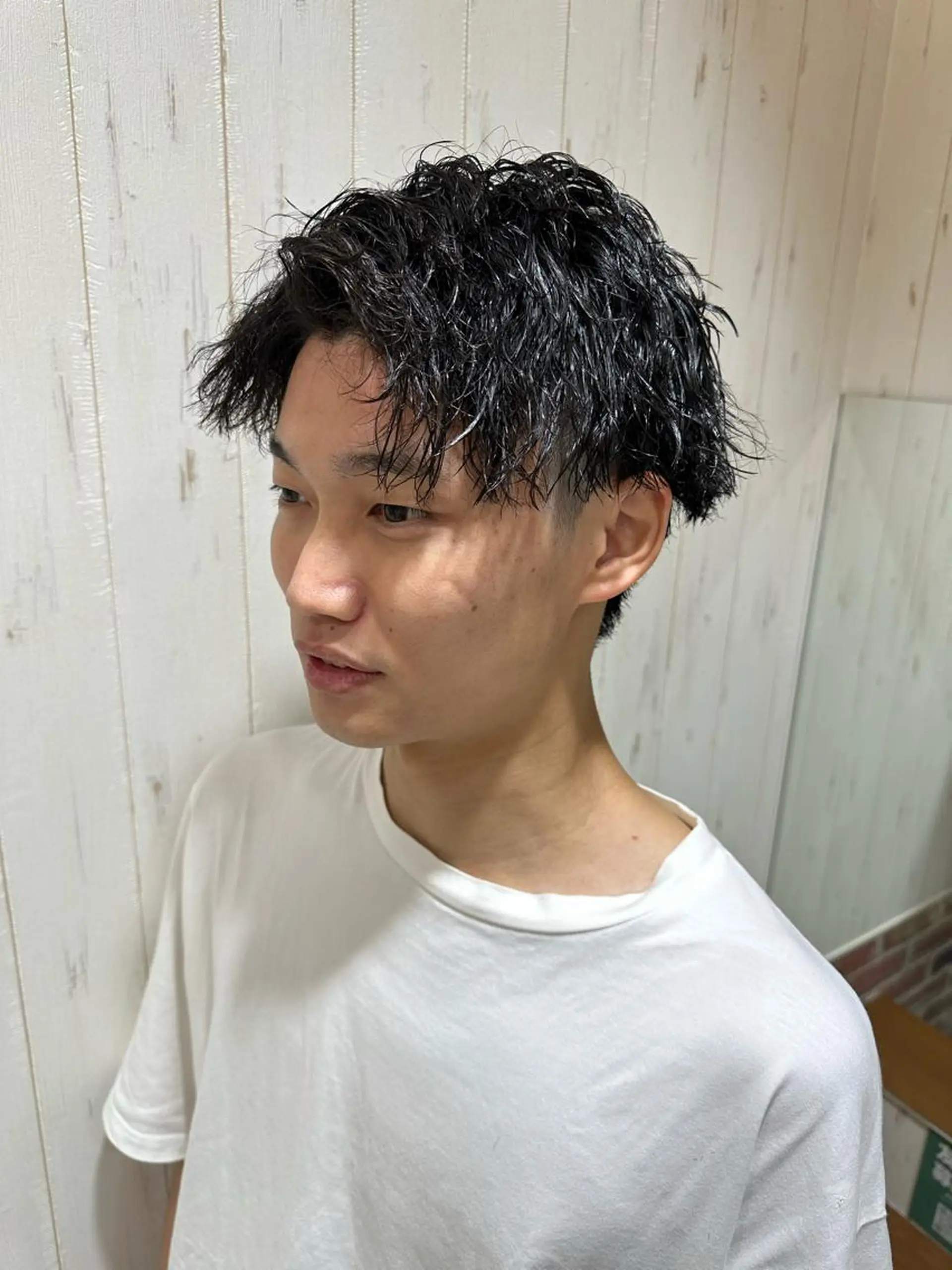 ミディアム パーマ メンズ ミディアムパーマ メンズブリーチ メンズハイライト メンズインナーカラー メンズパーマ brace立花店所属・中嶋 紘夢のヘアスタイル