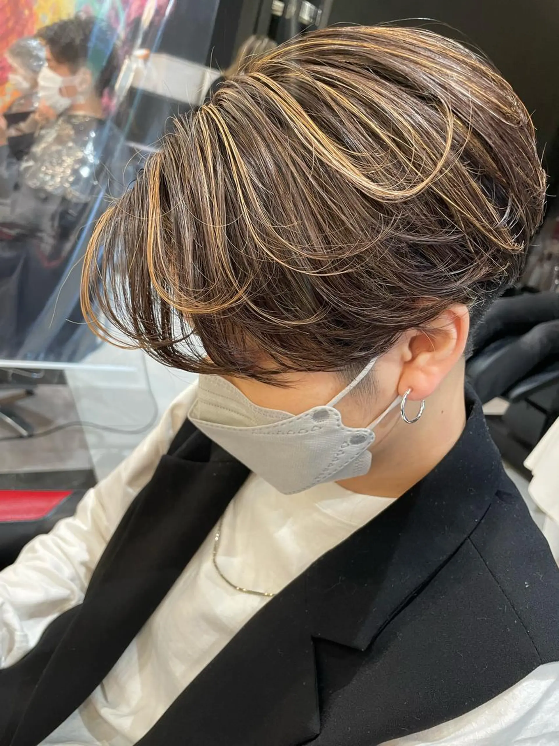 ミディアム カラー メンズ センターパート メンズハイライト ハイライトカラー ハイライト メンズヘア特化 崎田 成人のヘアスタイル
