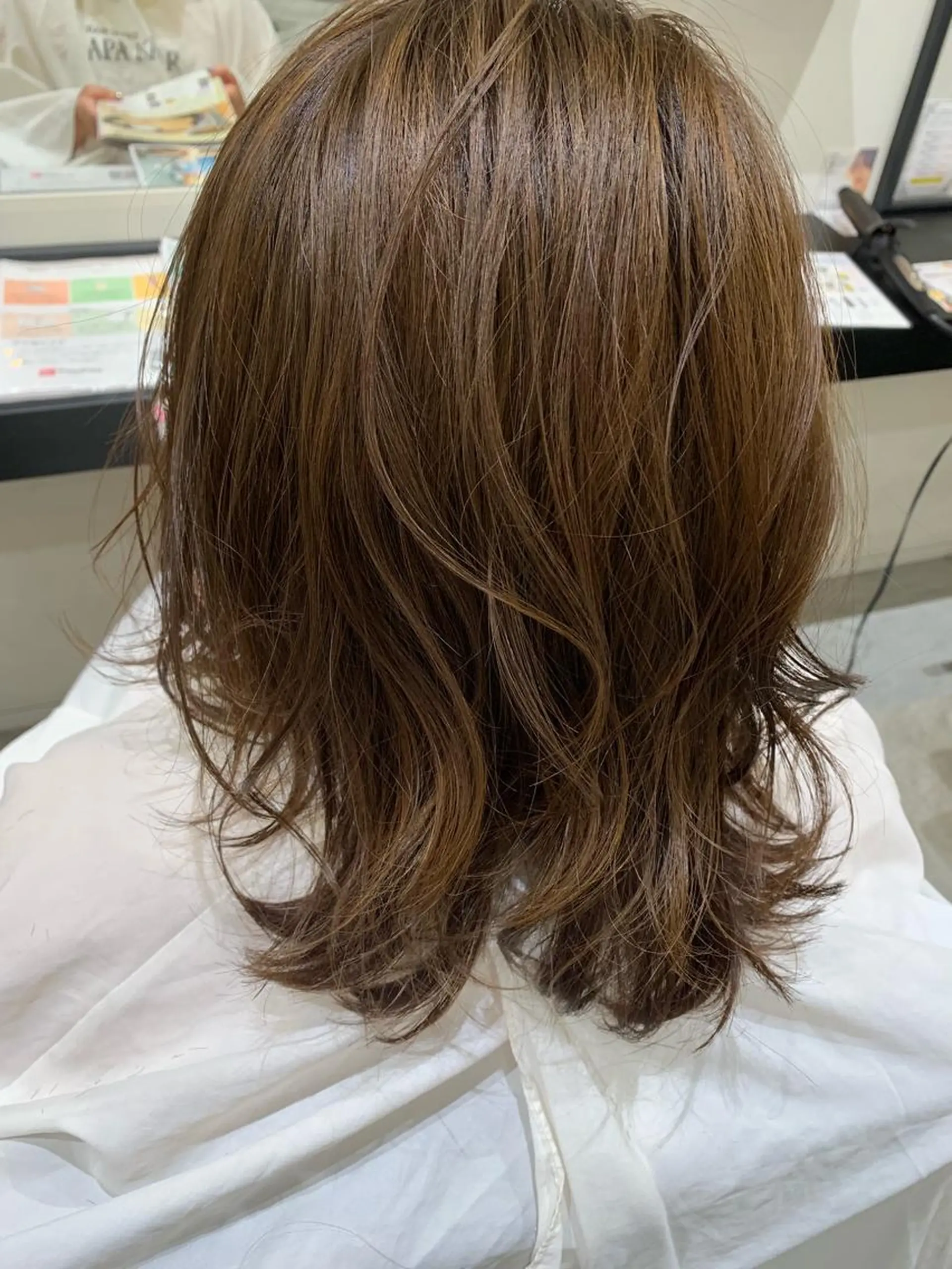 ミディアム カラー ベージュカラー ブラウンカラー オレンジ レイヤーカット カット ヘアカラー 喜友名 泉樹のヘアスタイル