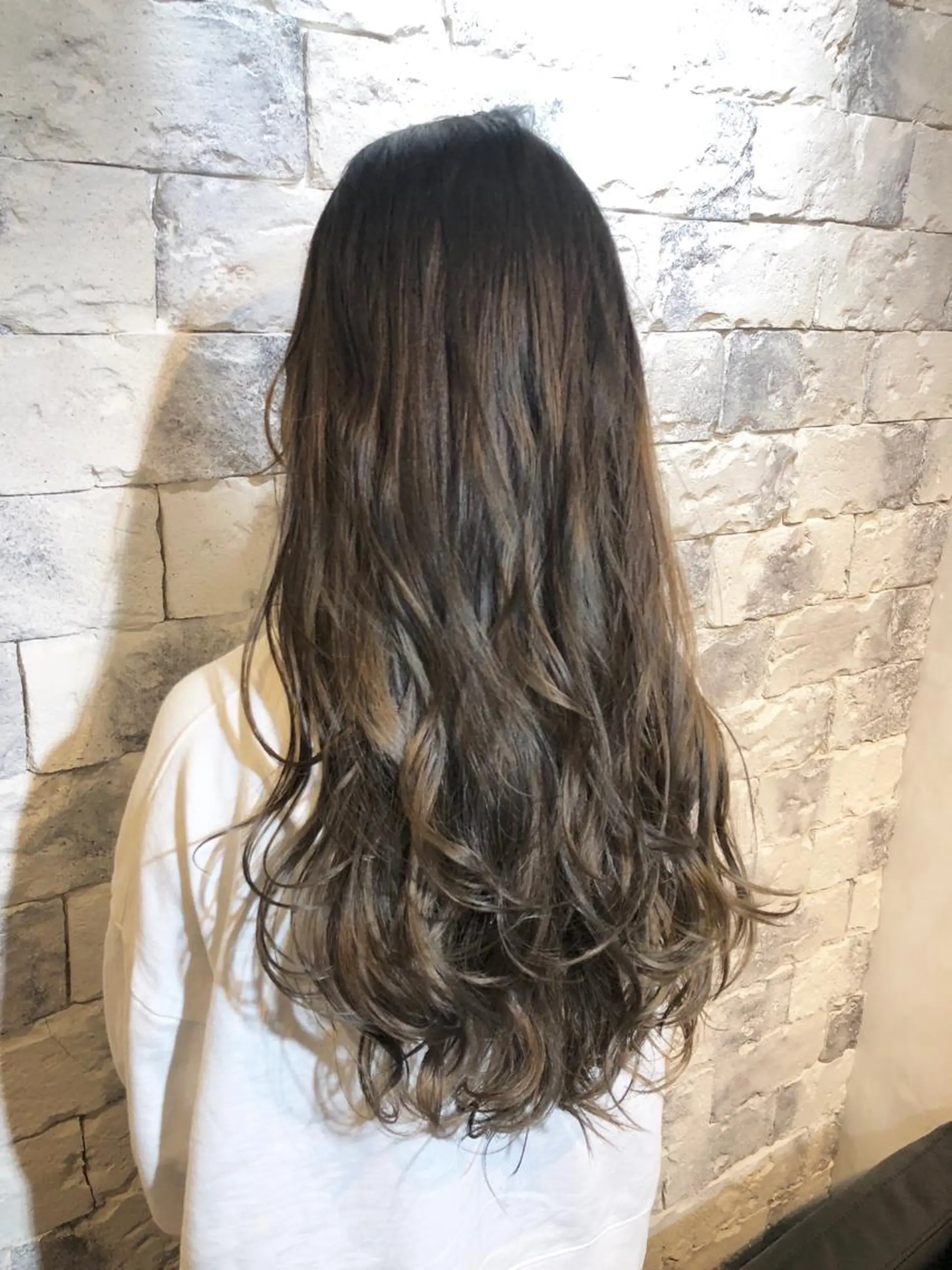 ロング カラー グラデーションカラー ハイライトカラー イルミナカラー 外国人風カラー ハイライト AUBE HAIRazul吉祥寺所属・綺麗な髪質にしたい方 限定🌈清水 祥のヘアスタイル