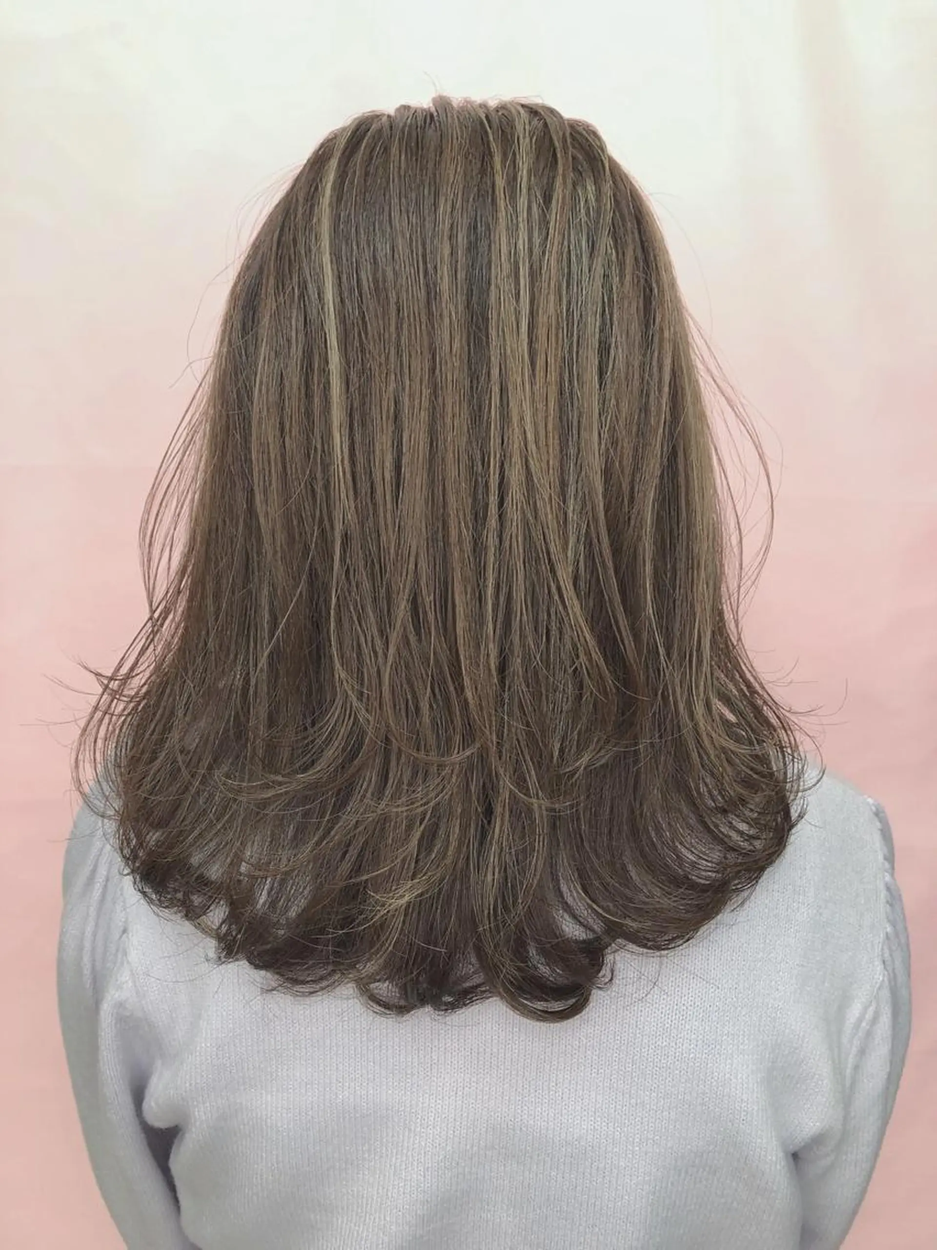 セミロング カラー 韓国🩵海外ヘア 宮川華奈のヘアスタイル