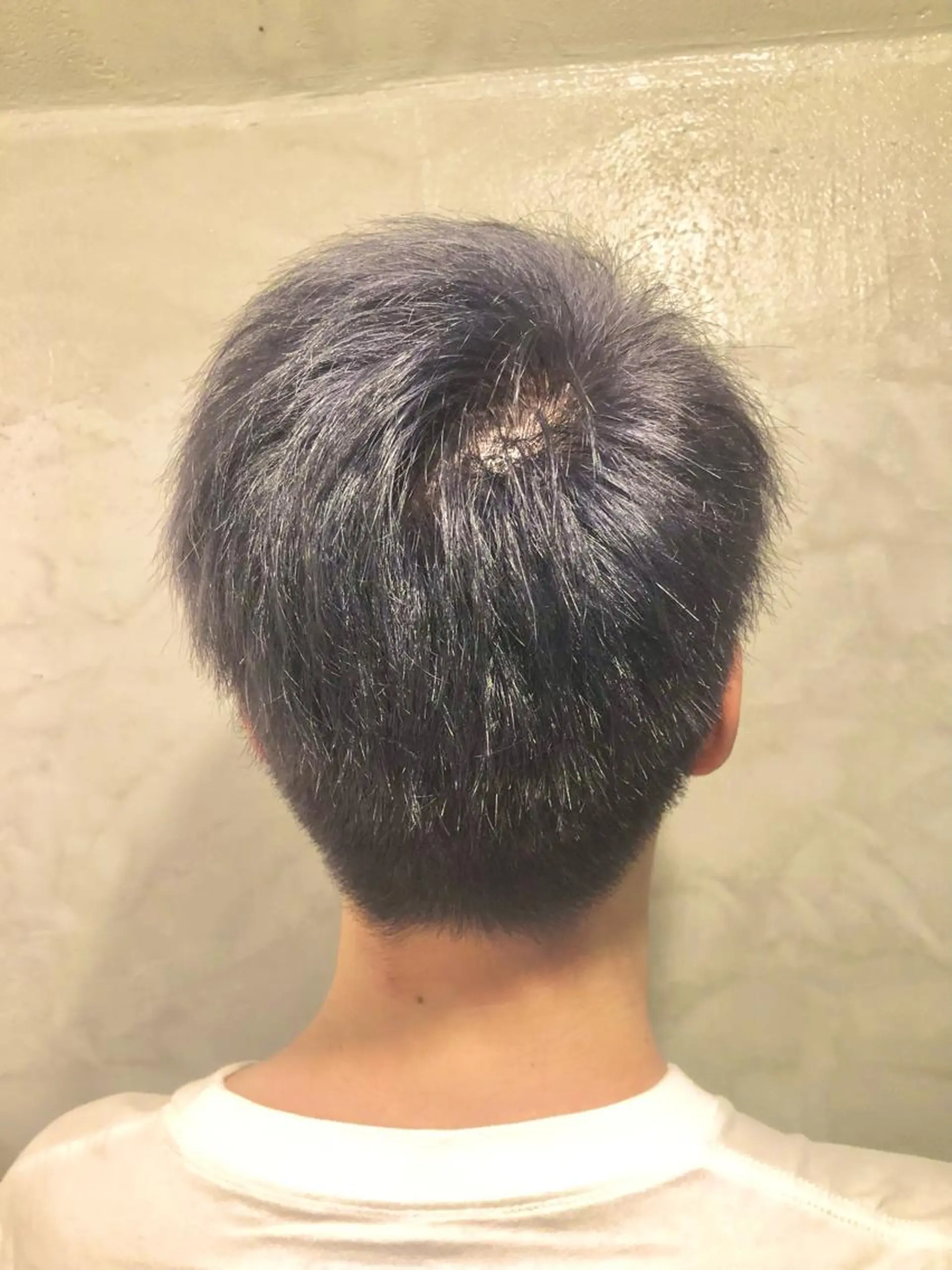 カラー メンズ ラベンダーカラー シルバー ヘアカラー FUJINO RYOのヘアスタイル