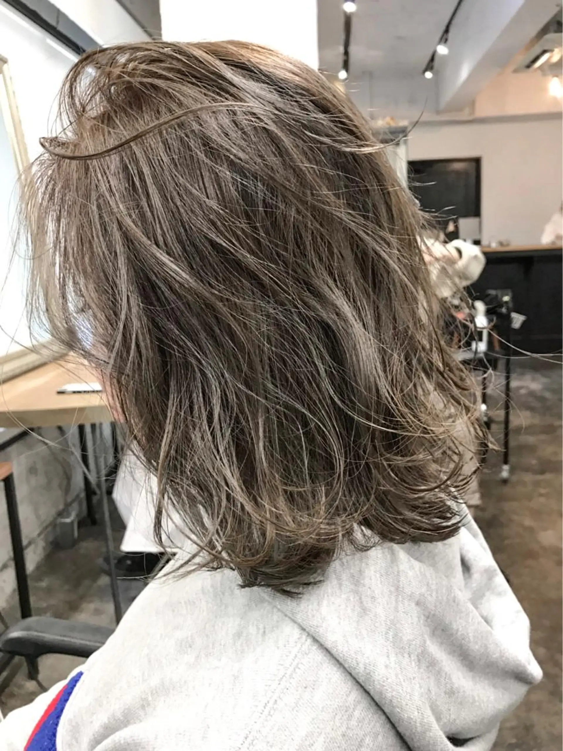 ミディアム カラー ブリーチ ケアブリーチ ダブルカラー ハイライトカラー イルミナカラー 🔆学生に人気🔆 AEQUITASのヘアスタイル