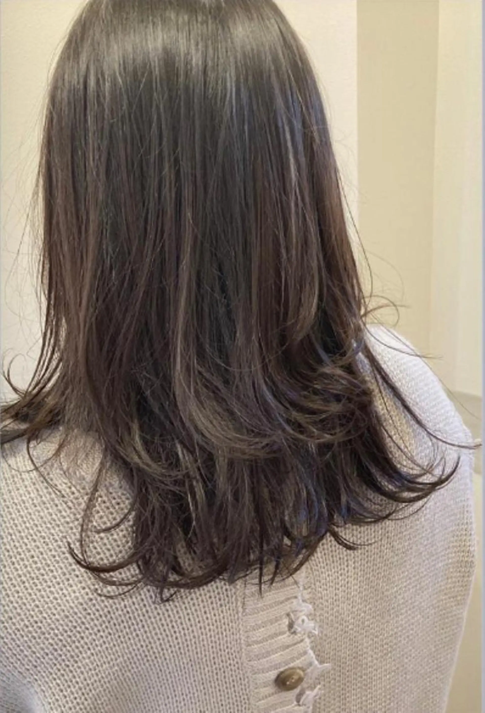 ミディアム レイヤーカット 佐藤 睦月のヘアスタイル