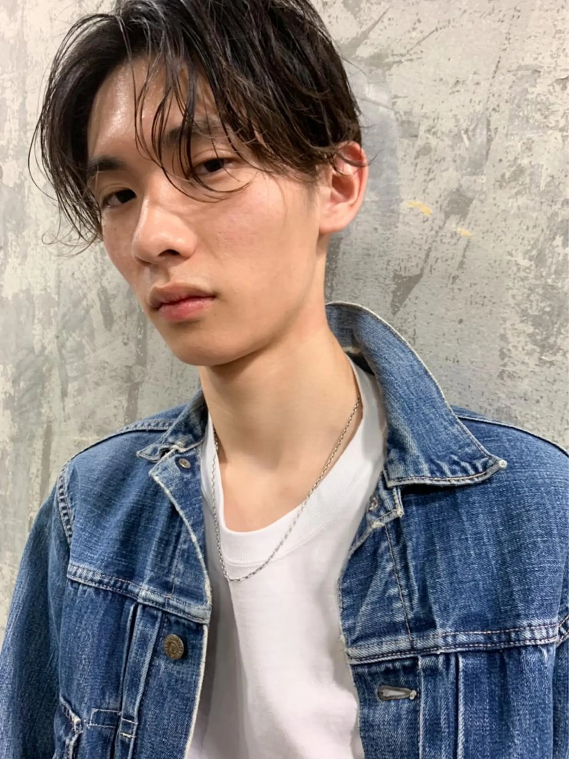 ショート カラー パーマ ヘアアレンジ メンズ センターパート メンズハイライト ハイライトカラー ハイライト 古賀 侑磨のヘアスタイル