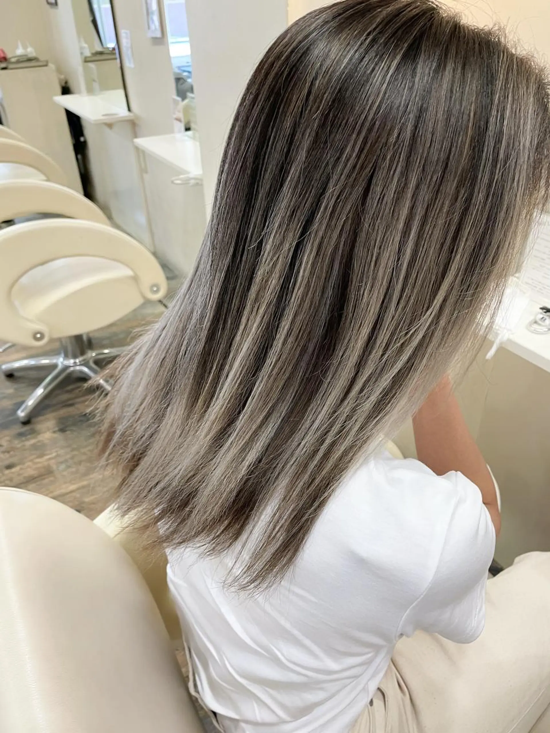 ミディアム ハイライト レイヤーカット WONK. ウォンク 心斎橋のヘアスタイル