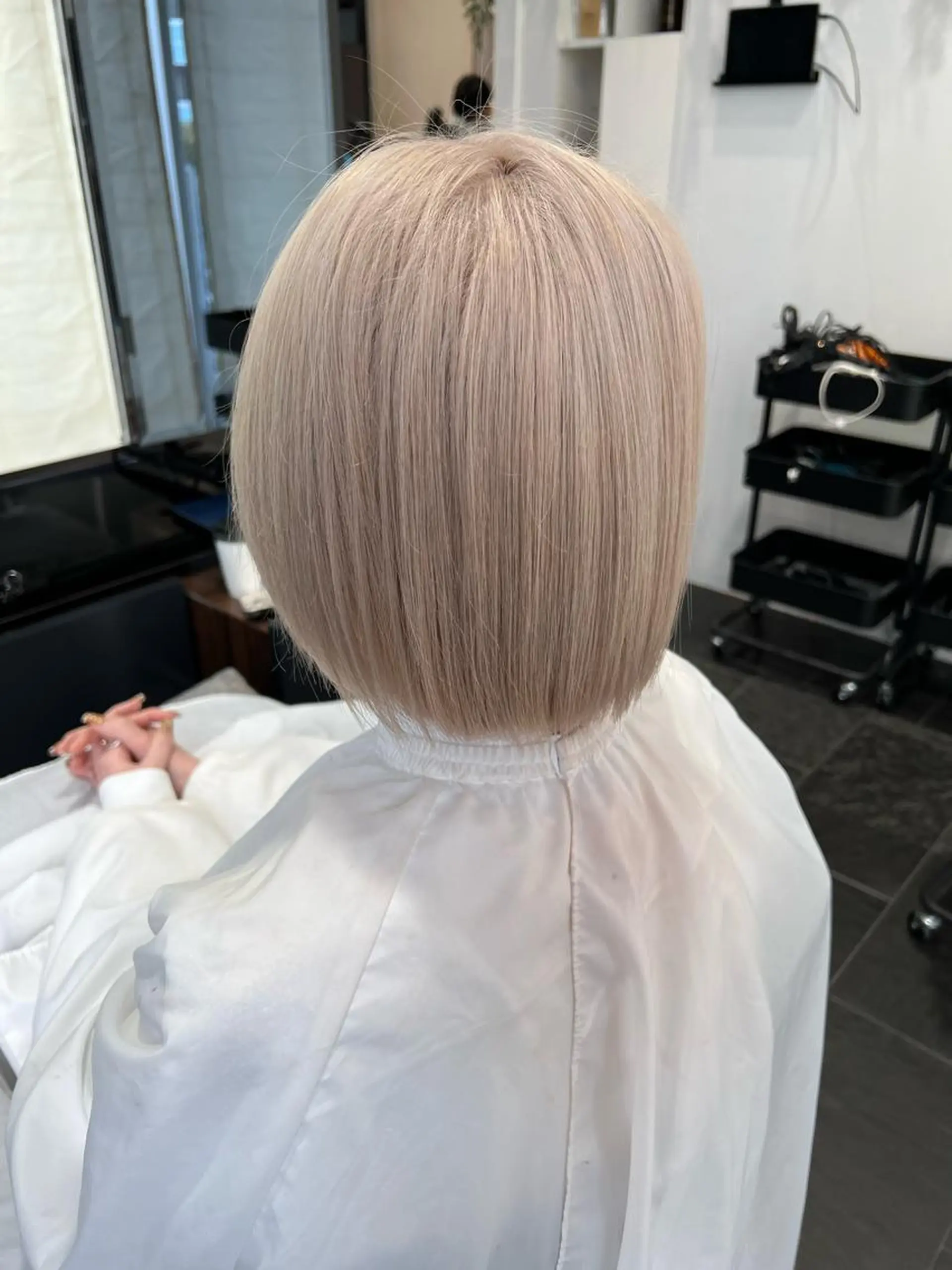 ショート カラー ベージュカラー ブリーチ ケアブリーチ ダブルカラー イヤリングカラー salowin神戸三宮suite所属・工藤 貫多のヘアスタイル