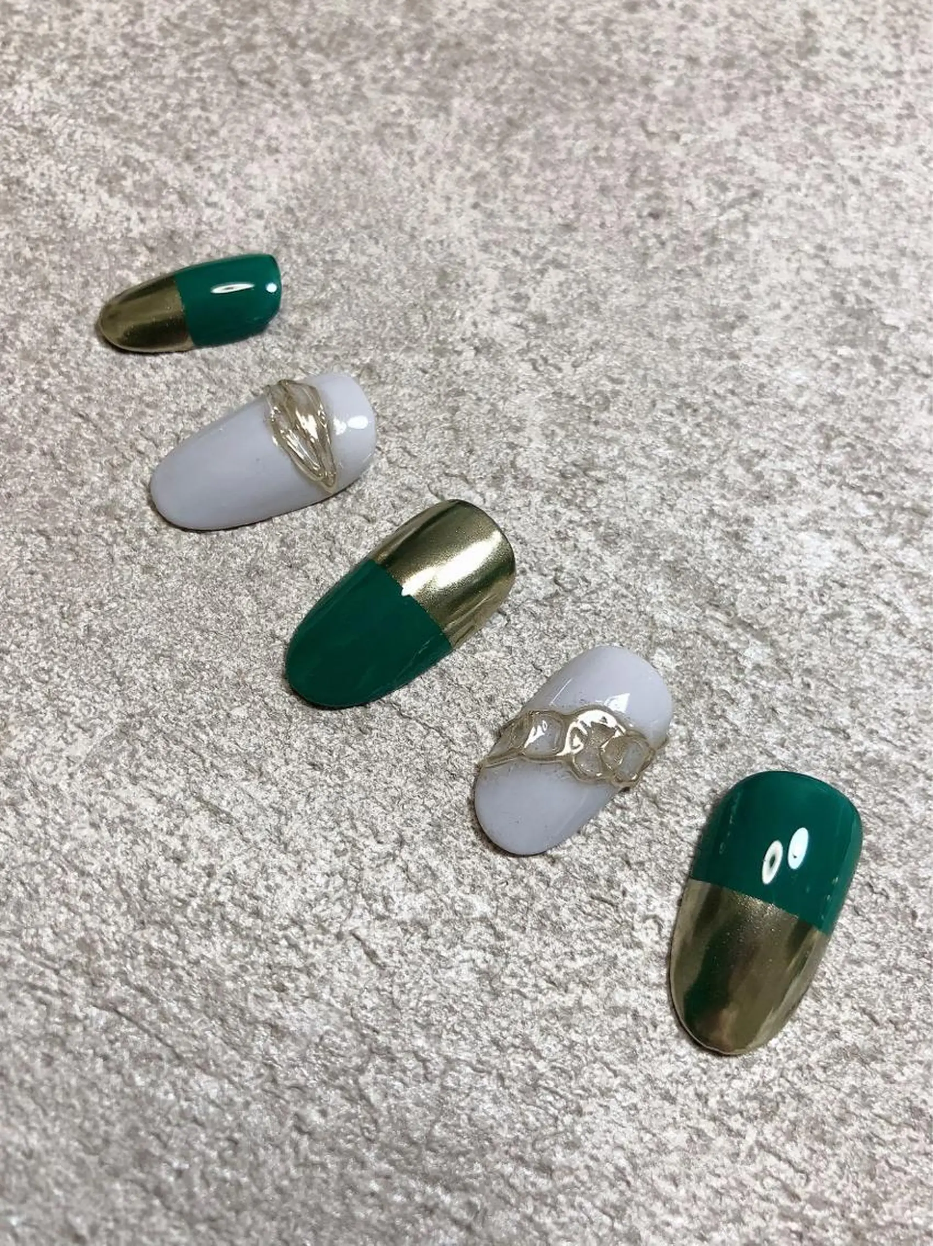 ネイル ゴールド グリーン maison de charme Beauté所属・Beaute IORIのネイルデザイン