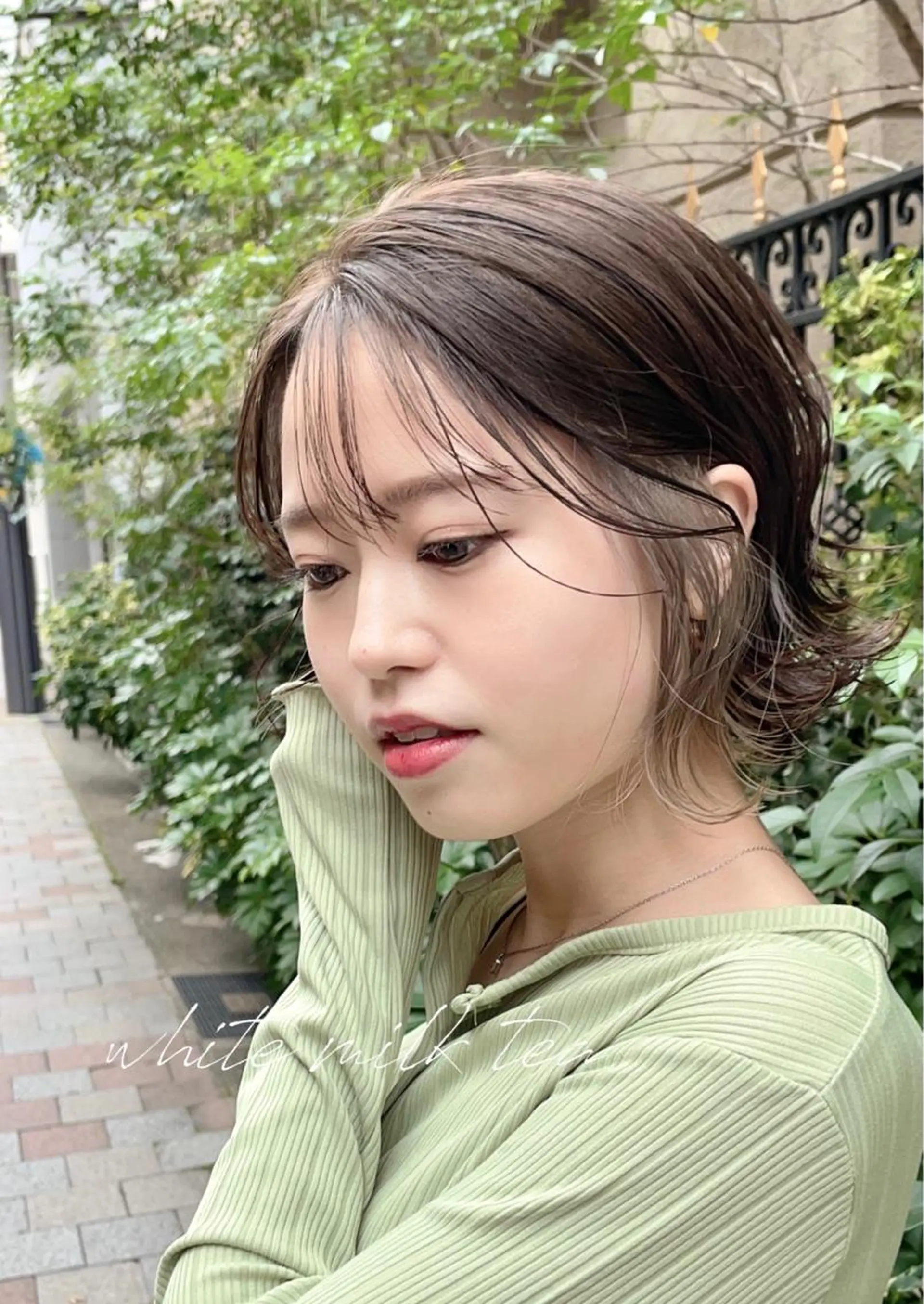 ミディアム カラー ベージュカラー インナーカラー ミルクティーベージュ 顔周りカット 元町神戸 國井椋介のヘアスタイル