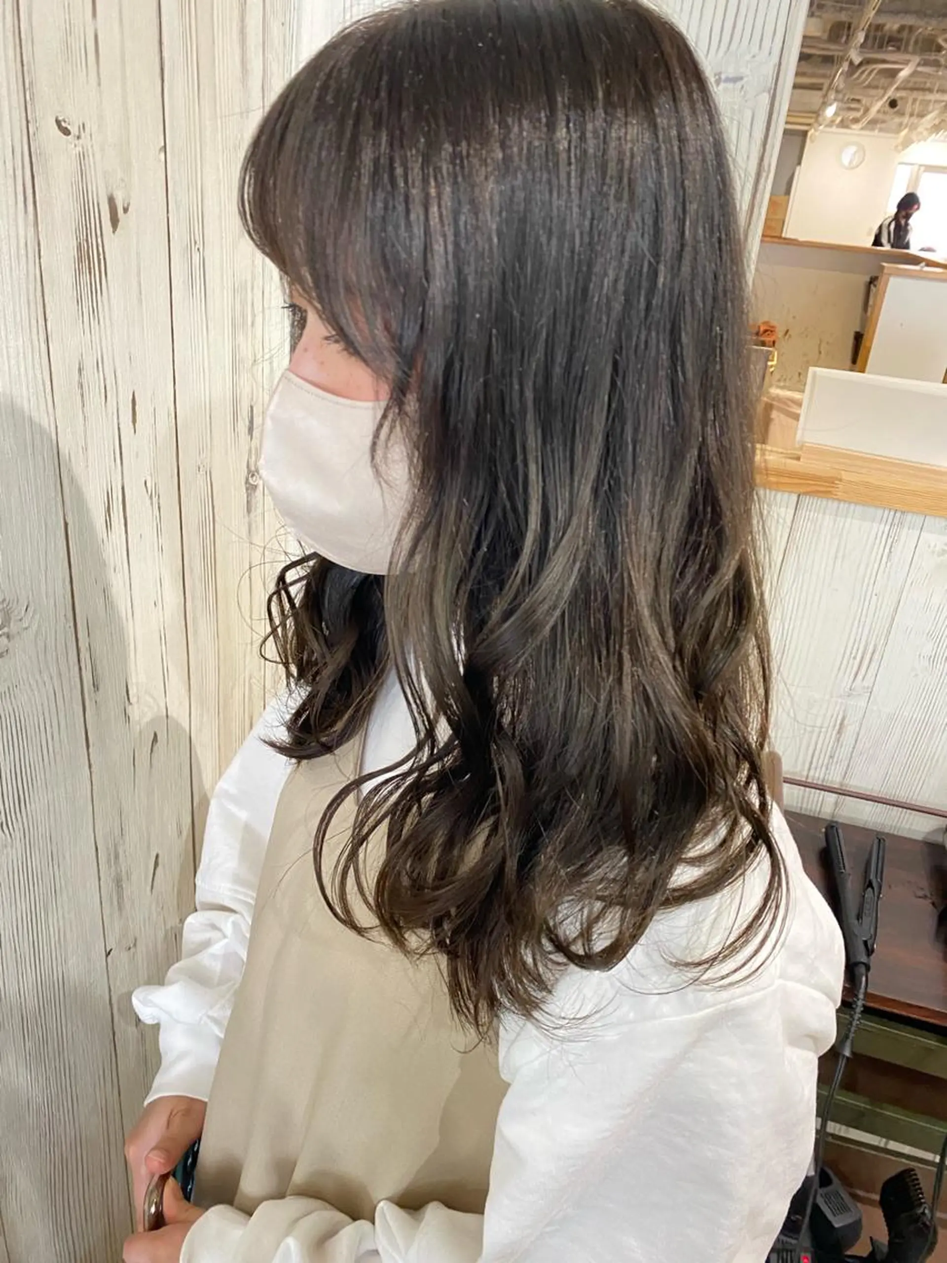 ロング カラー アッシュ 透明感カラー インナーカラー くびれヘア 外国人風カラー reverie【レヴリー】所属・夜20時から限定2組 reverieあきらのヘアスタイル