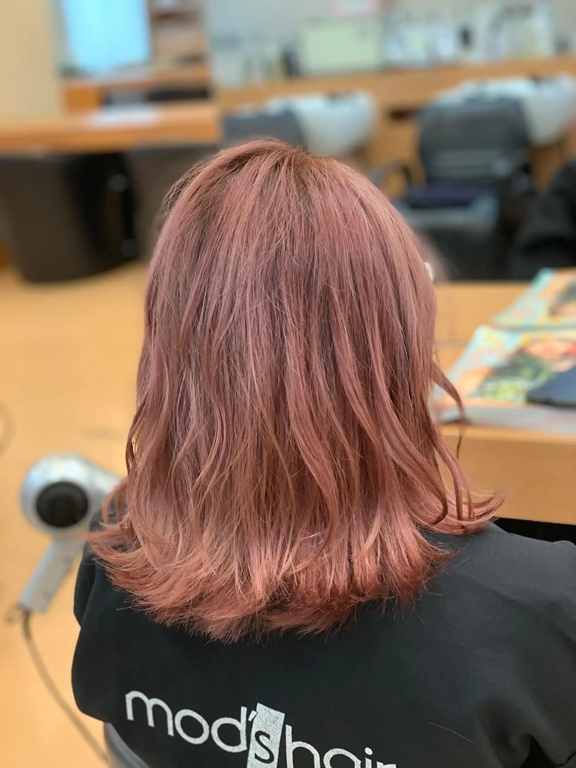 ミディアム カラー ブリーチ ピンクカラー カット ヘアカラー Neuk所属・Neuk綾瀬 髪質改善No1のヘアスタイル