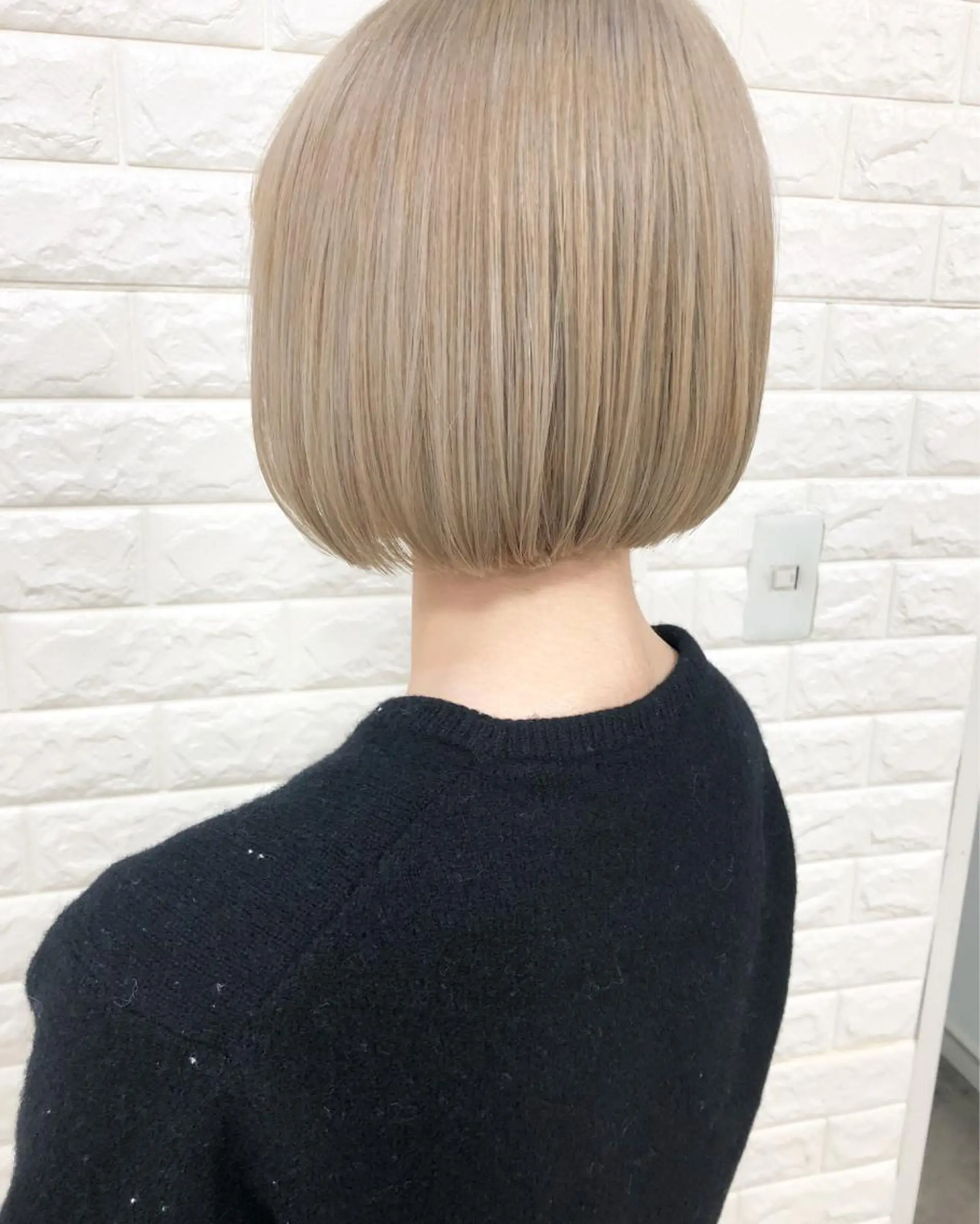 ミディアム カラー ベージュカラー ブリーチ ケアブリーチ ホワイトベージュ カット ヘアカラー トリートメント famille所属・famille ファミーユのヘアスタイル