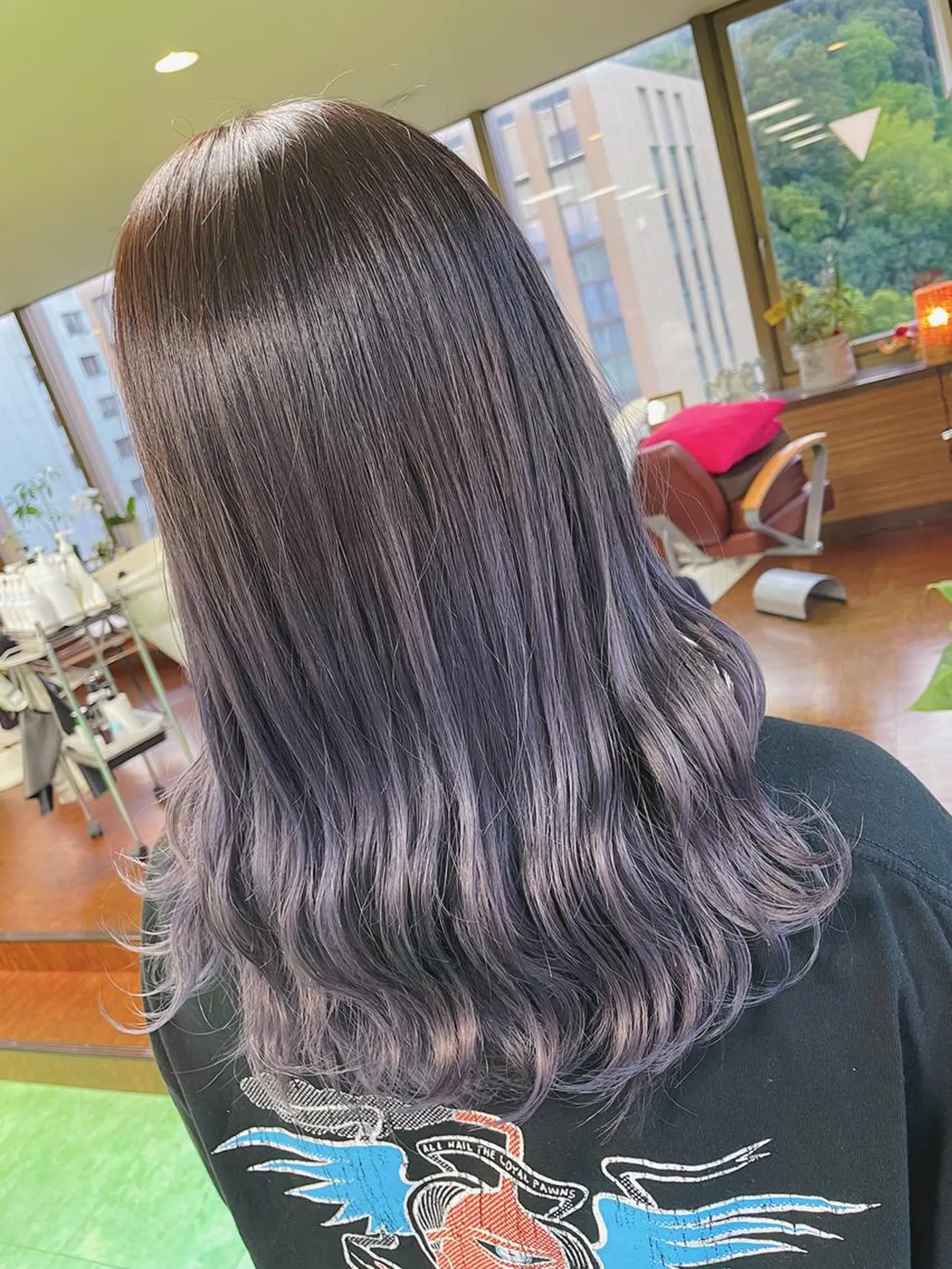 セミロング カラー バレイヤージュ ブリーチ グラデーションカラー パープルカラー シルバー ヘアカラー 土居 正季のヘアスタイル