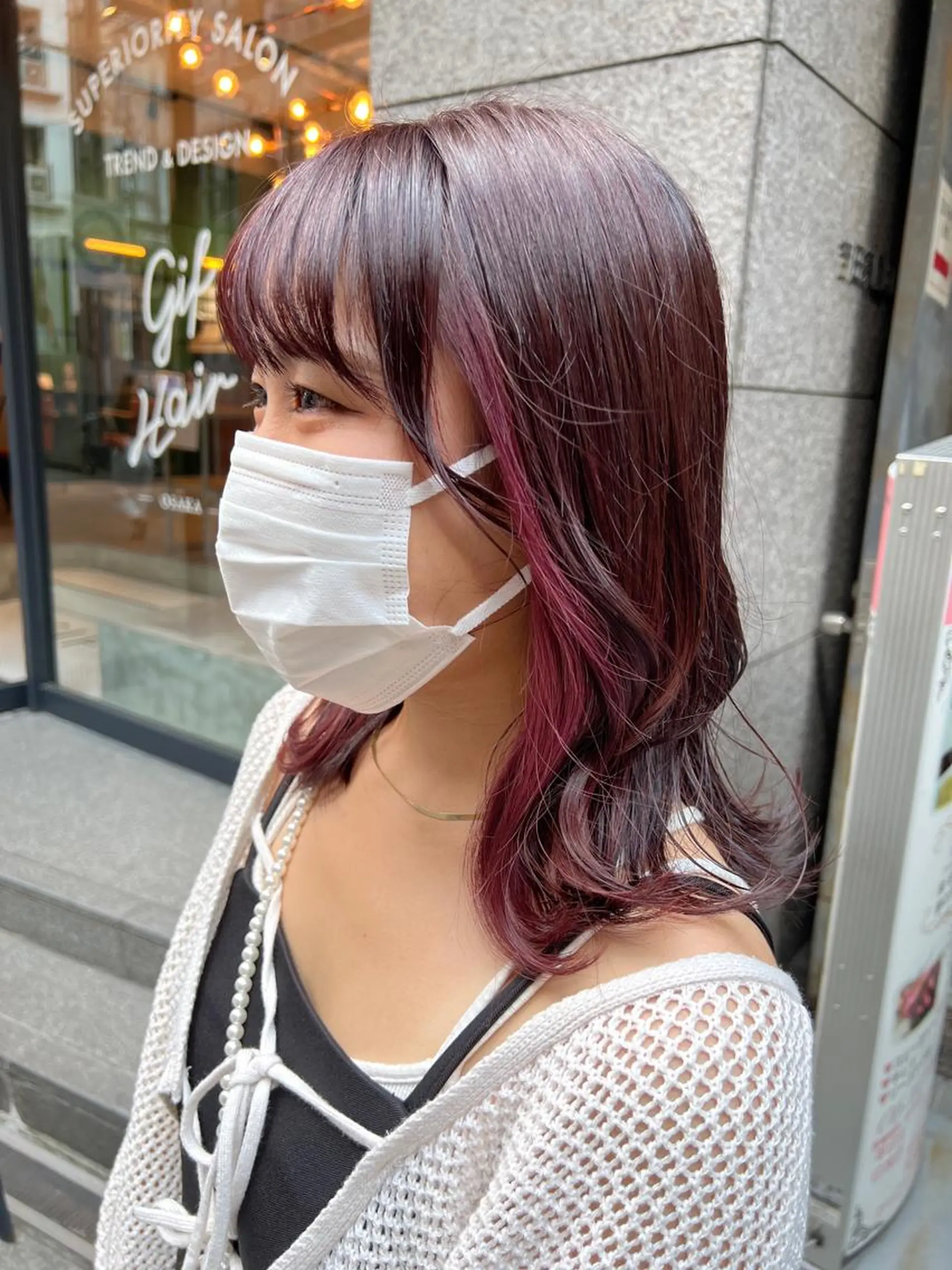 セミロング カラー カシス ピンクカラー カット ヘアカラー ノイシキ サキのヘアスタイル
