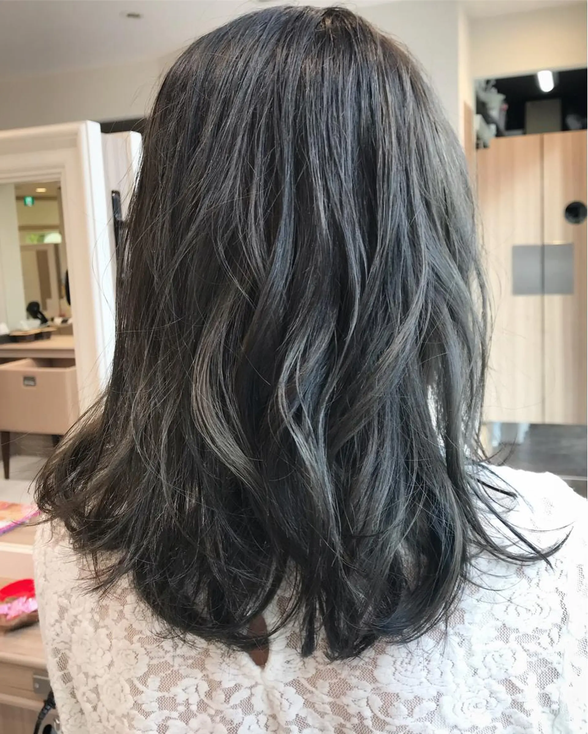 ミディアム カラー ブルーカラー ブルージュ ハイライトカラー イルミナカラー ハイライト ウエモト　タク ショート/レイヤーのヘアスタイル