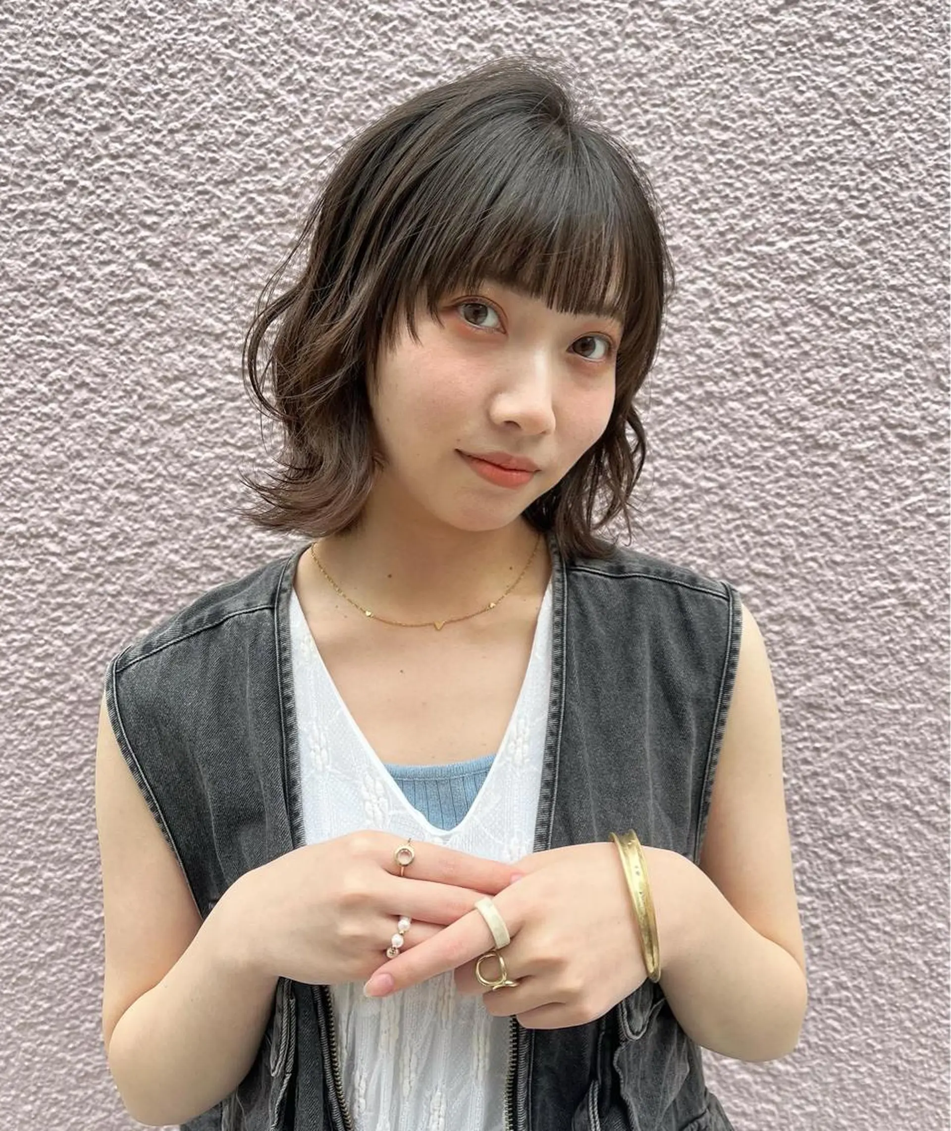 ミディアム カラー ミディアムパーマ 顔まわりレイヤー レイヤーカット Moe モエの眉毛・アイブロウイメージ