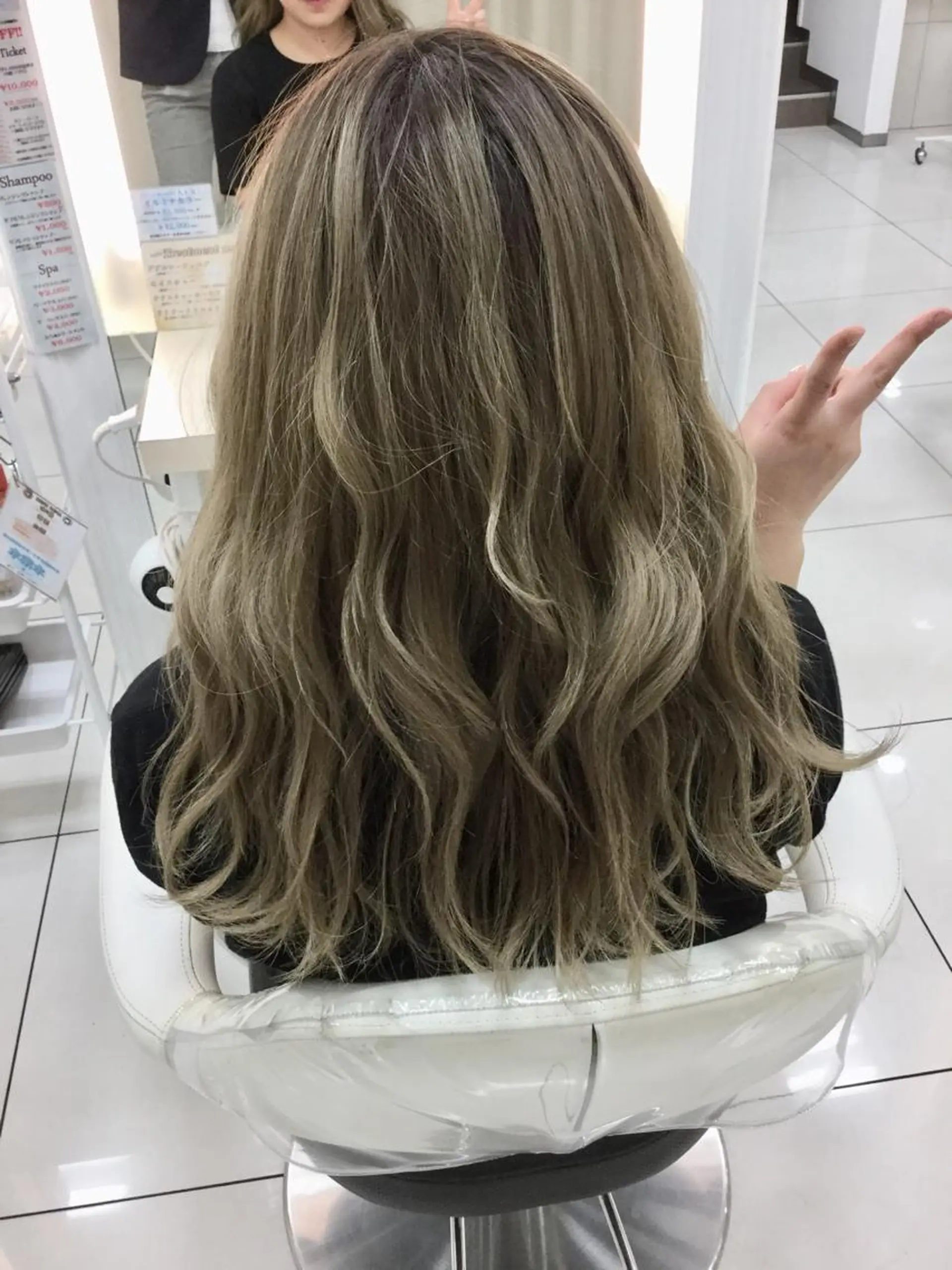ロング カラー アッシュ バレイヤージュ 黒髪 ブリーチ グラデーションカラー Ash 山田 勇太のヘアスタイル