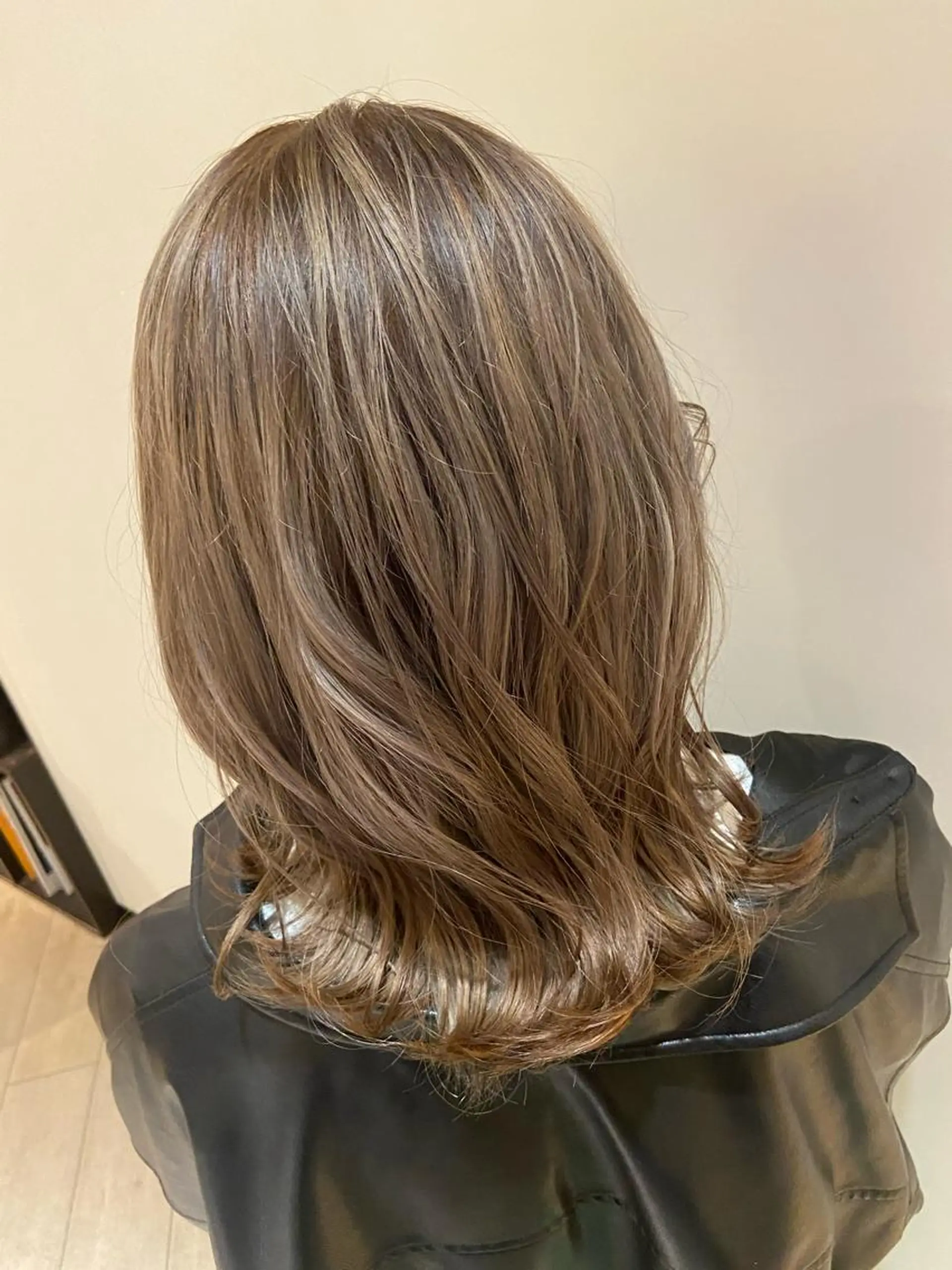 カラー ベージュカラー ブリーチ ミルクティーベージュ 大塚 夏生のヘアスタイル