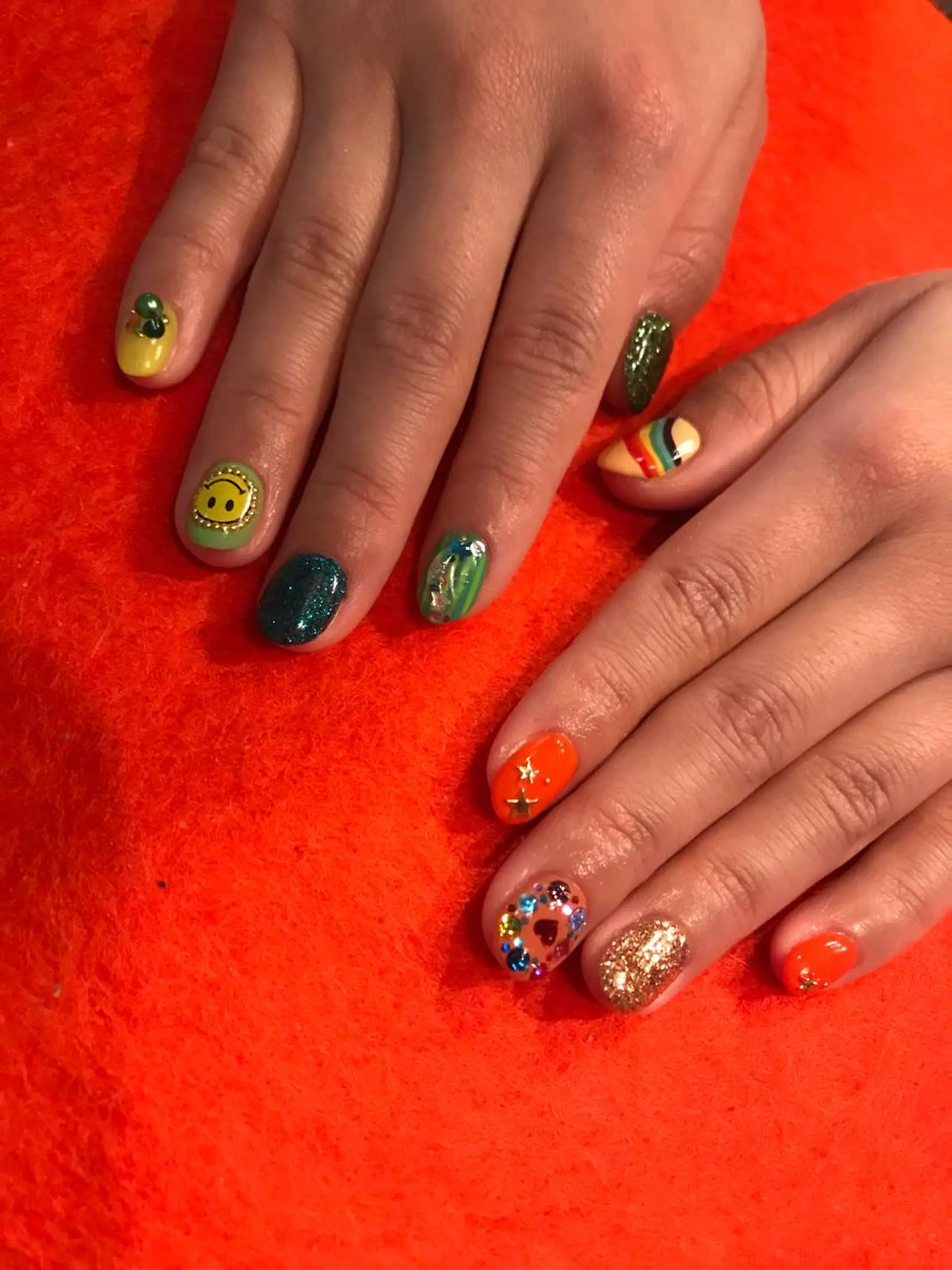 ネイル ハンドネイル キラキラ オメメのネイルデザイン