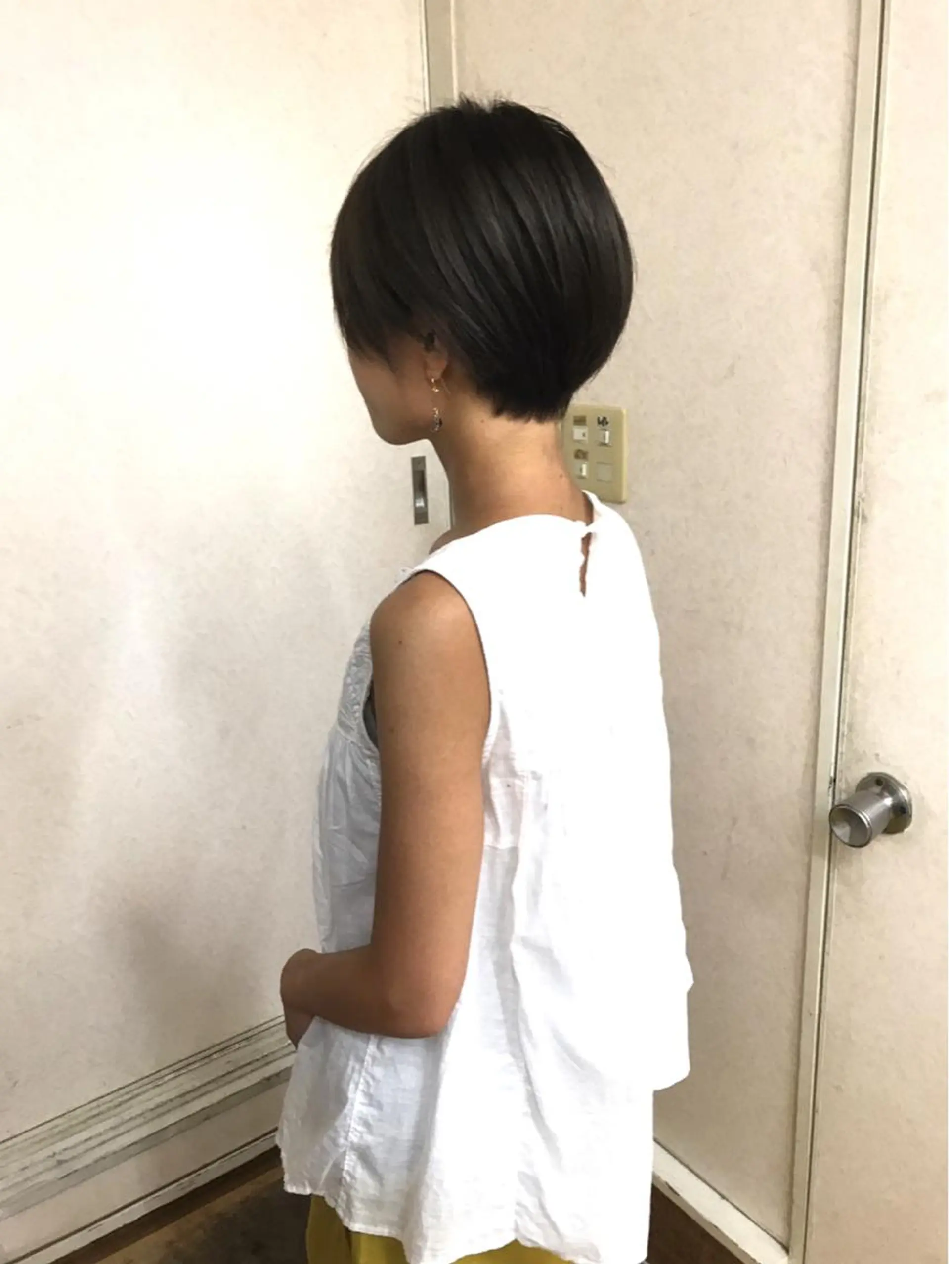 ショート カラー ネイル ハンサムショート アッシュ アッシュグレー アッシュグレージュ ブリーチ ヘアカラー トリートメント BOB所属・三輪 太一のヘアスタイル