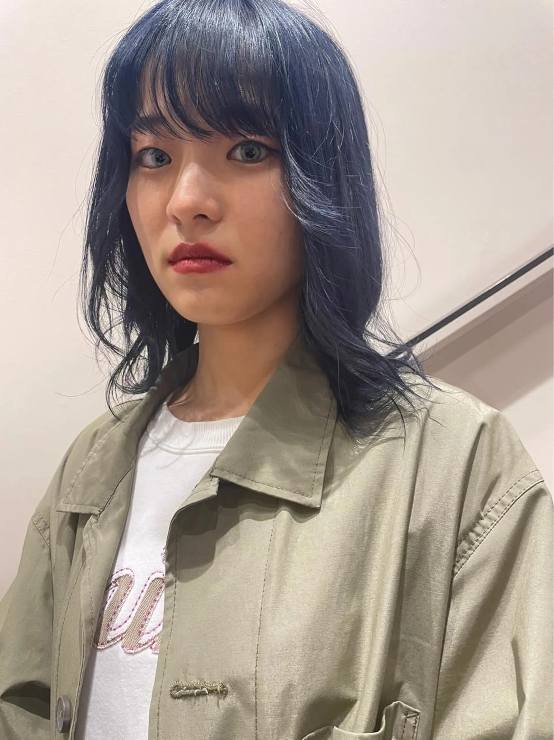 ミディアム カラー ブルーカラー ネイビーカラー tomo🍒パーマ ハイトーン似合わせのヘアスタイル