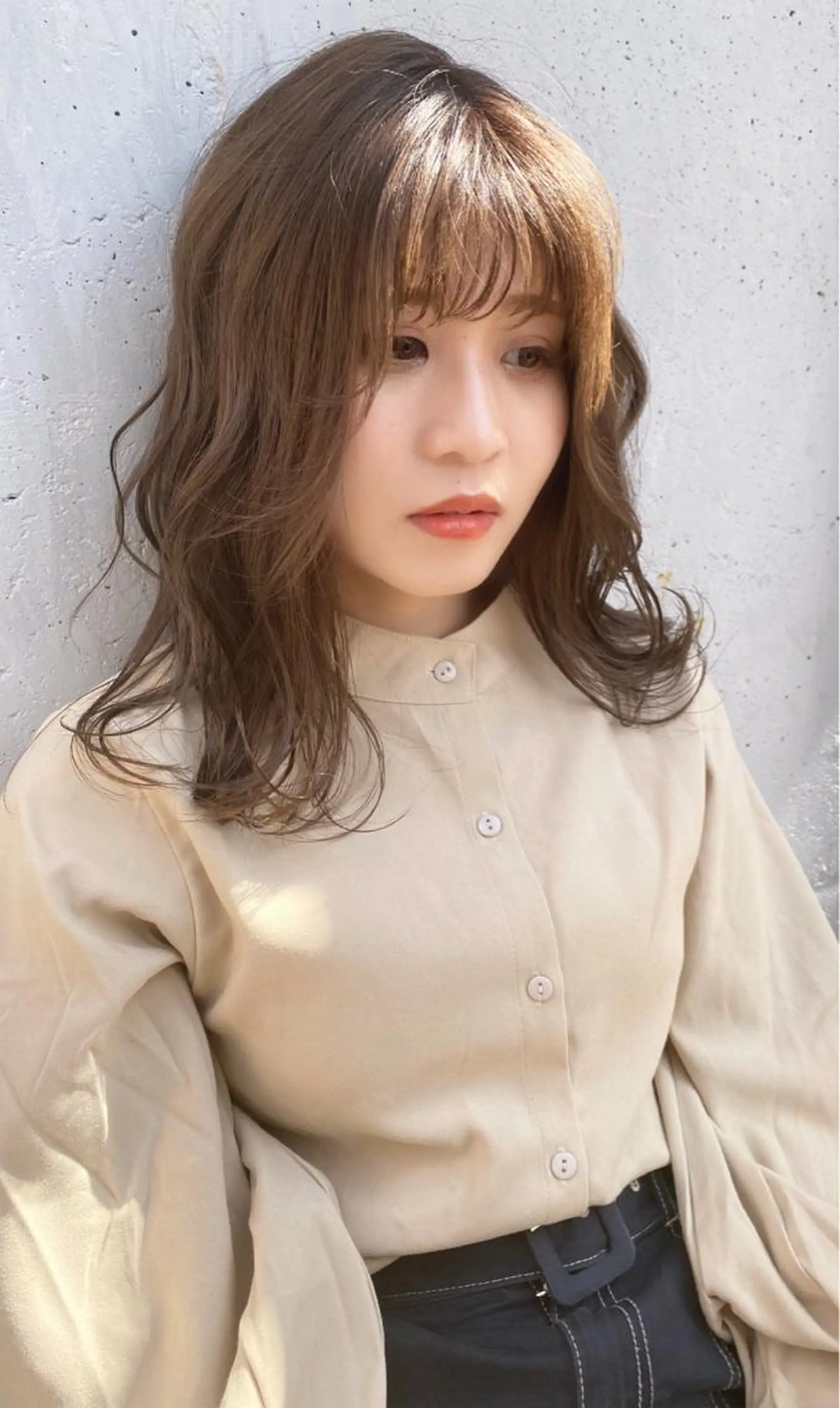 ミディアム カラー ベージュカラー ブリーチ シルバー シルバーベージュ ヘアカラー 山崎 雄太のヘアスタイル