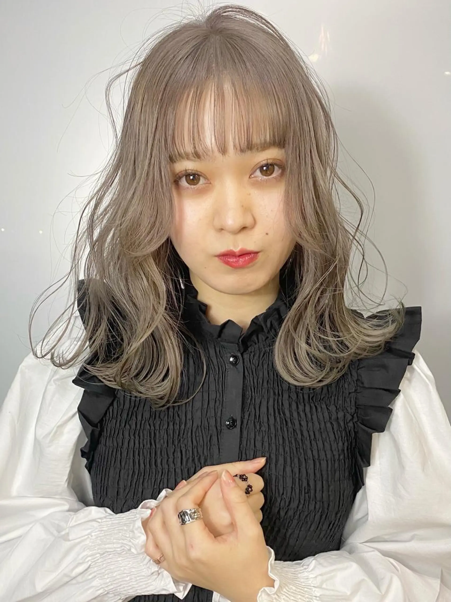 ミディアム カラー グレージュ ハイトーンカラー ミルクティーグレージュ Piaコータロー ハイトーン&‪ボブのヘアスタイル