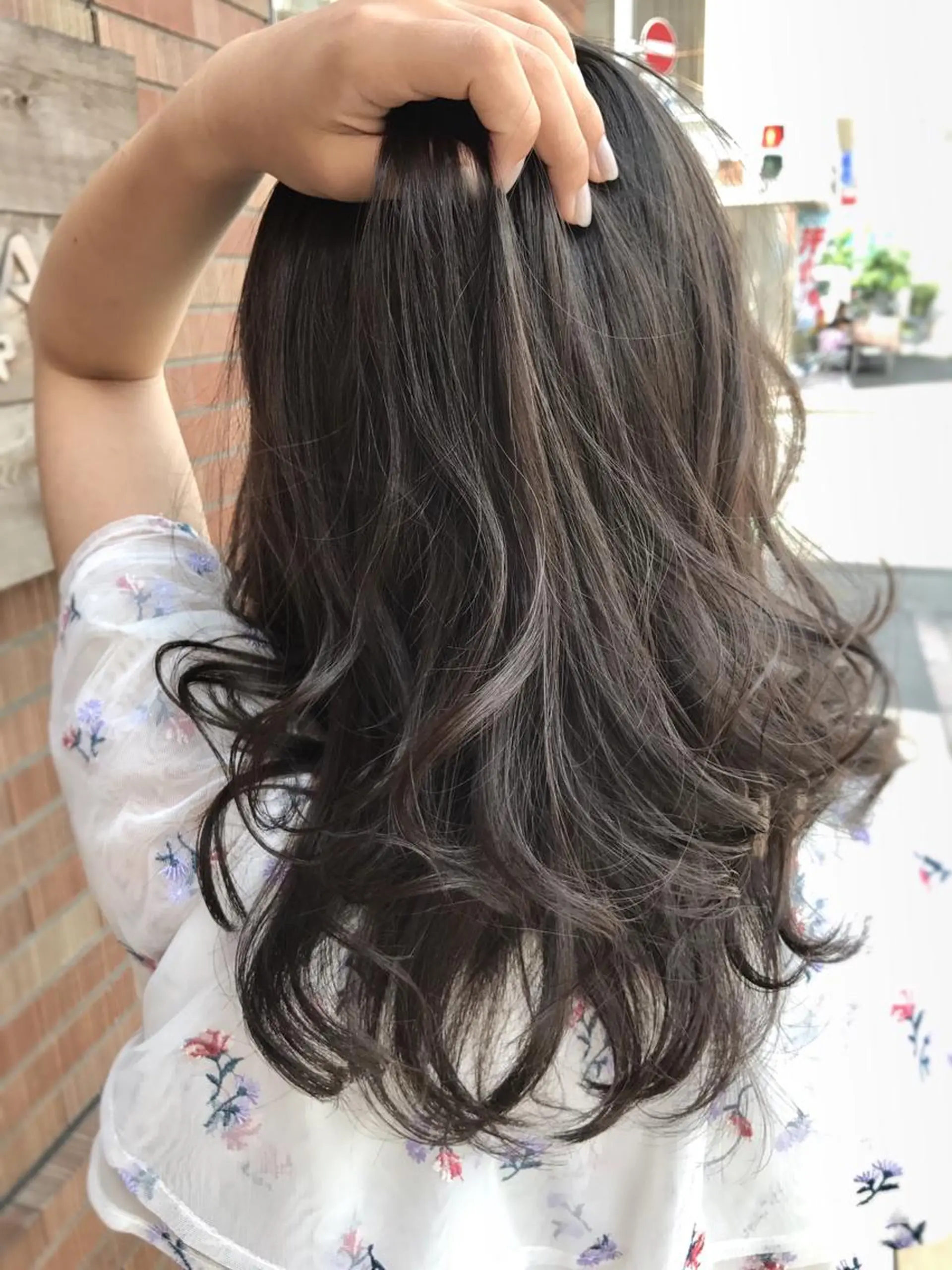 セミロング カラー グレージュ 20代半ば上質なへア ケア 髪質改善 大西のヘアスタイル