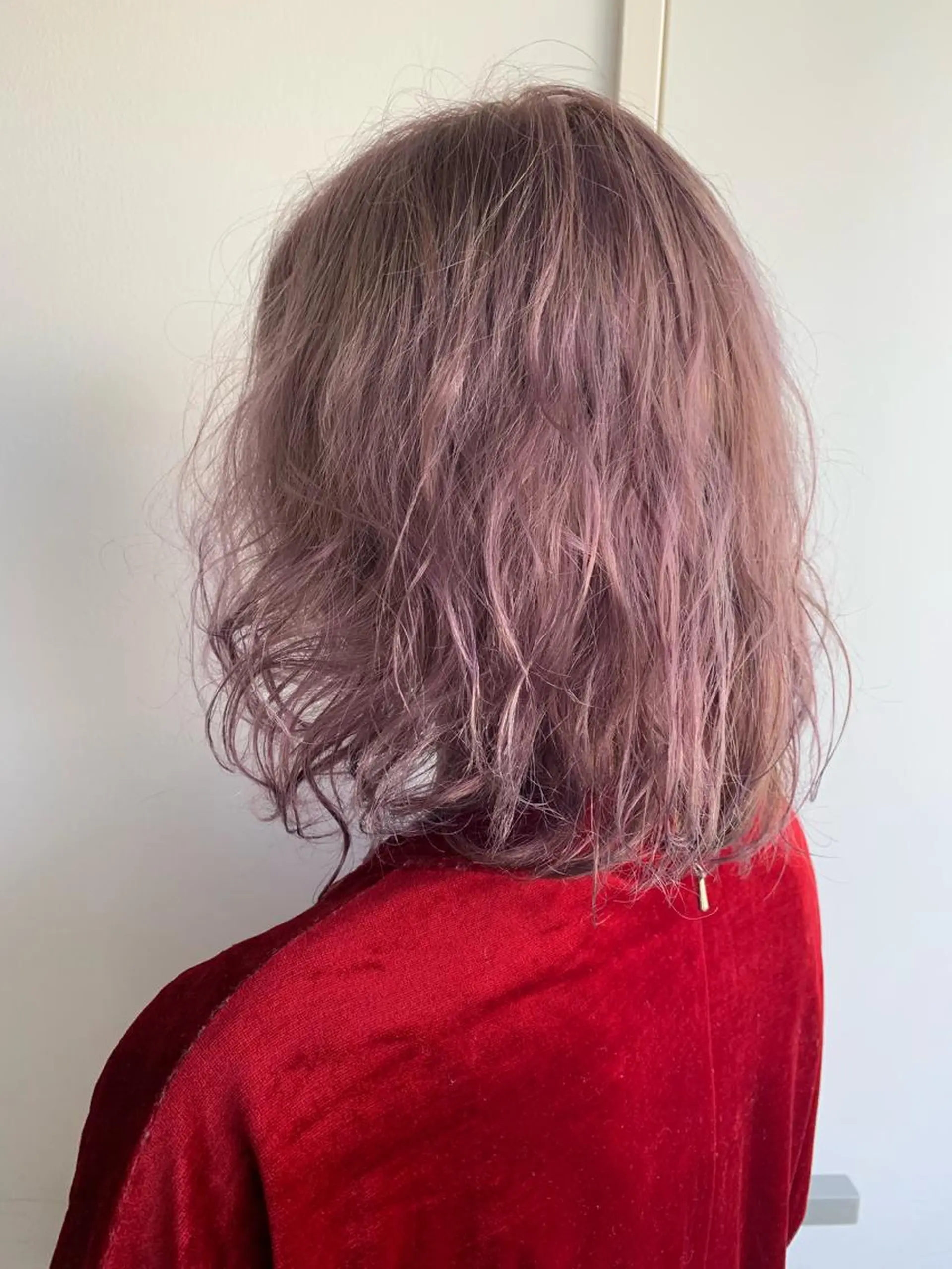 カラー ブリーチ 透明感カラー ピンクカラー nuu所属・💜ショート💜 ウルフ、ボブ二色亜美のヘアスタイル