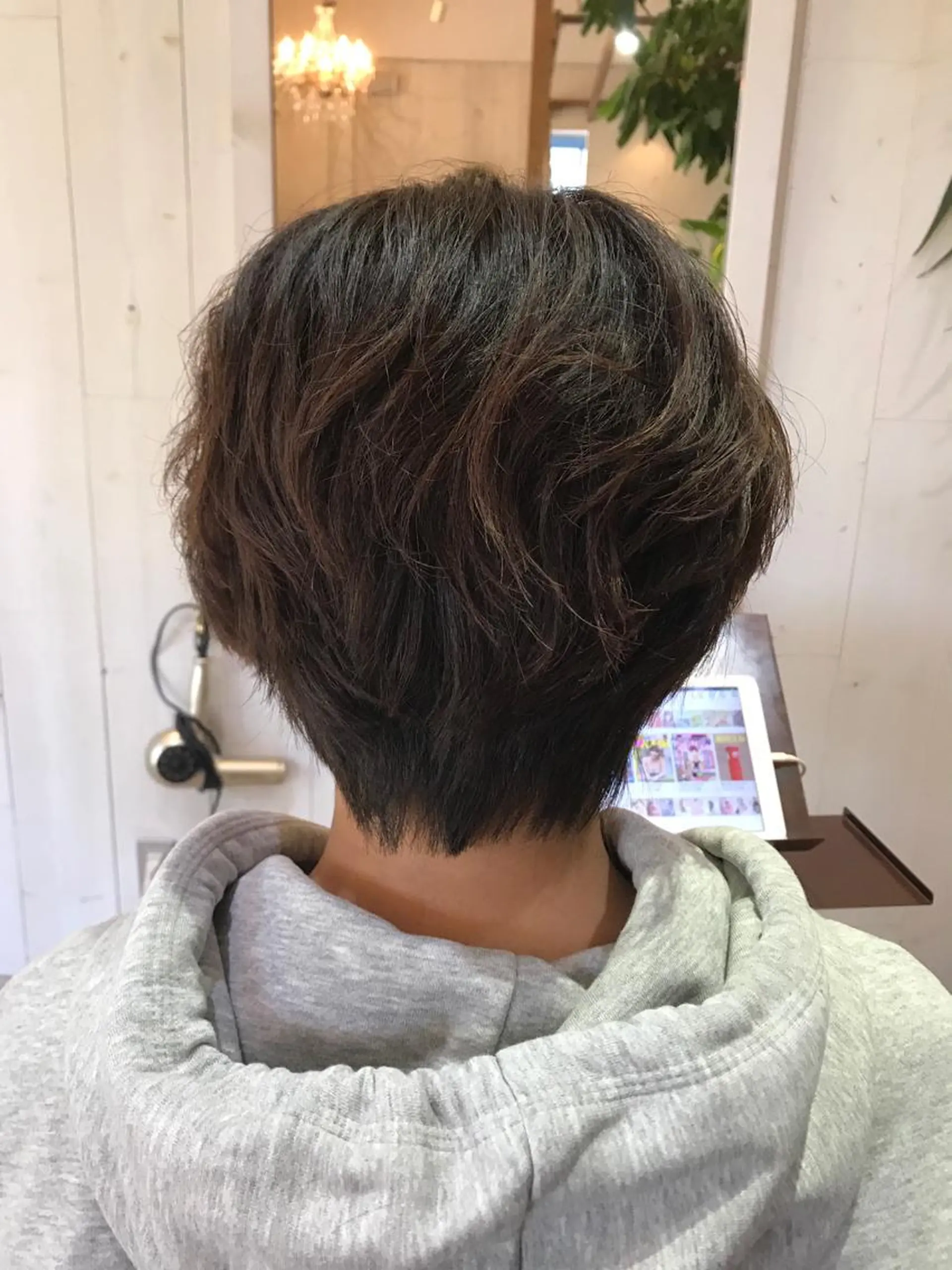 ショート くせ毛 レイヤーカット ショートヘア ルーヴル所属・長尾 桃佳のヘアスタイル