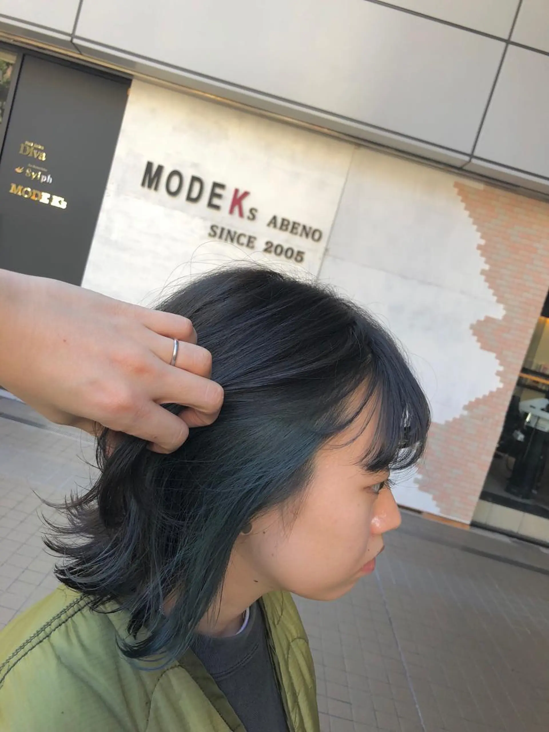 ミディアム カラー インナーカラー オリーブグレー カット ヘアカラー トリートメント SHAFT Ieiriのヘアスタイル