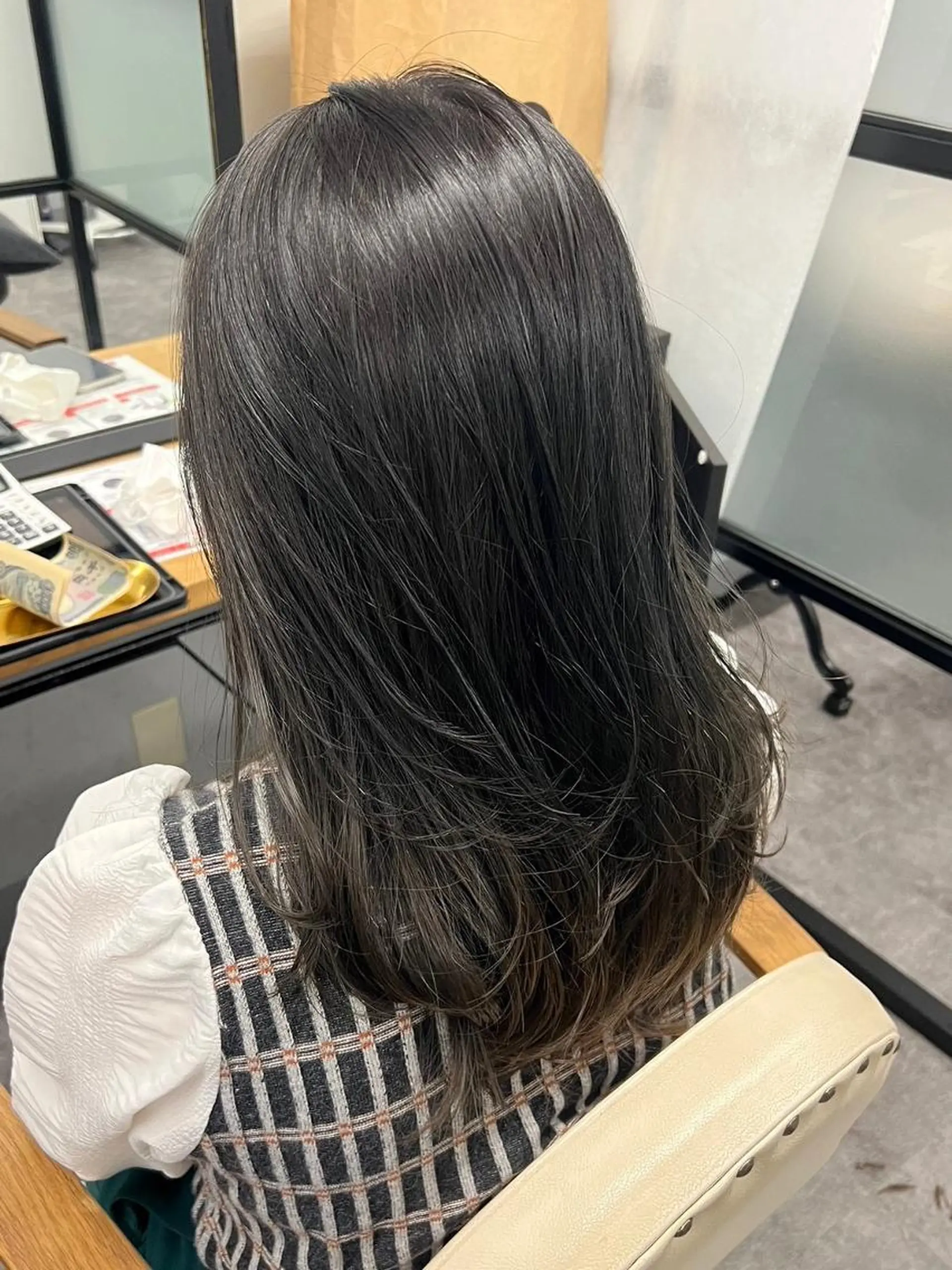 セミロング カラー アディクシーカラー アッシュ バレイヤージュ ミストバング ブリーチ カット ヘアカラー N° aria 三軒茶屋のヘアスタイル