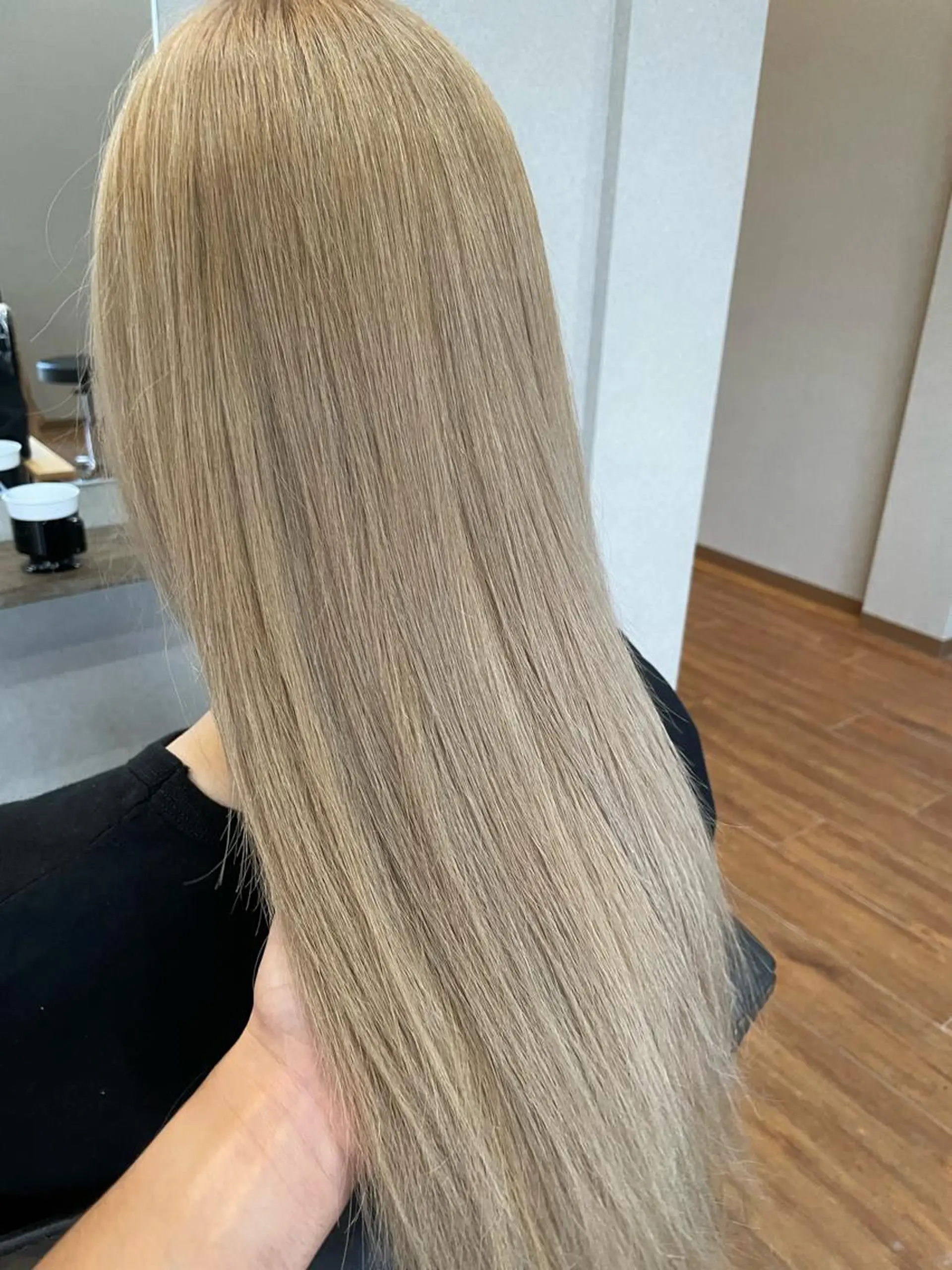 ロング カラー ベージュカラー ホワイトベージュ ヘアカラー トリートメント clocca所属・鵜飼 真伍のヘアスタイル