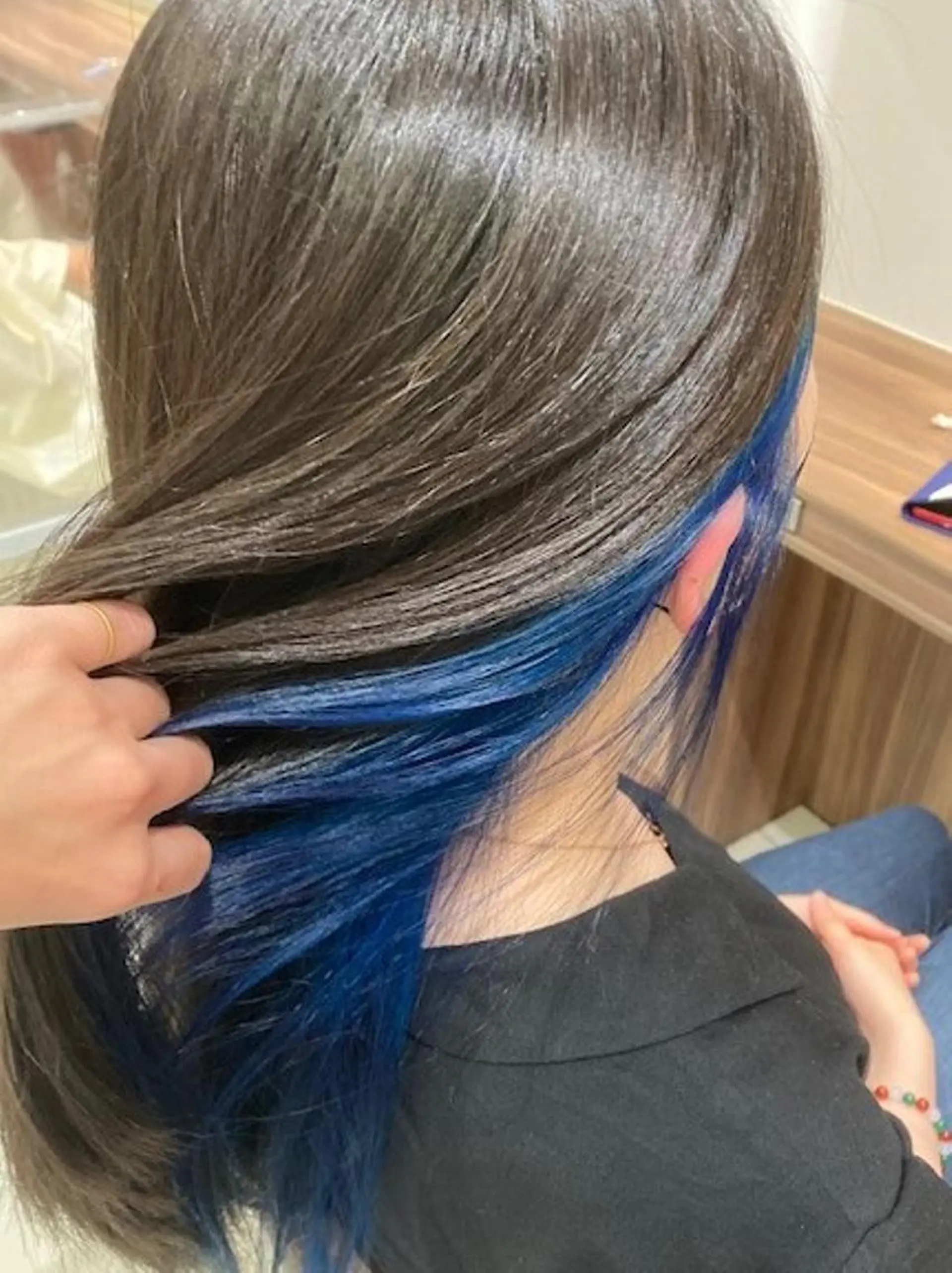 セミロング カラー ブリーチ ブルーカラー インナーカラー 齊藤 久恵のヘアスタイル