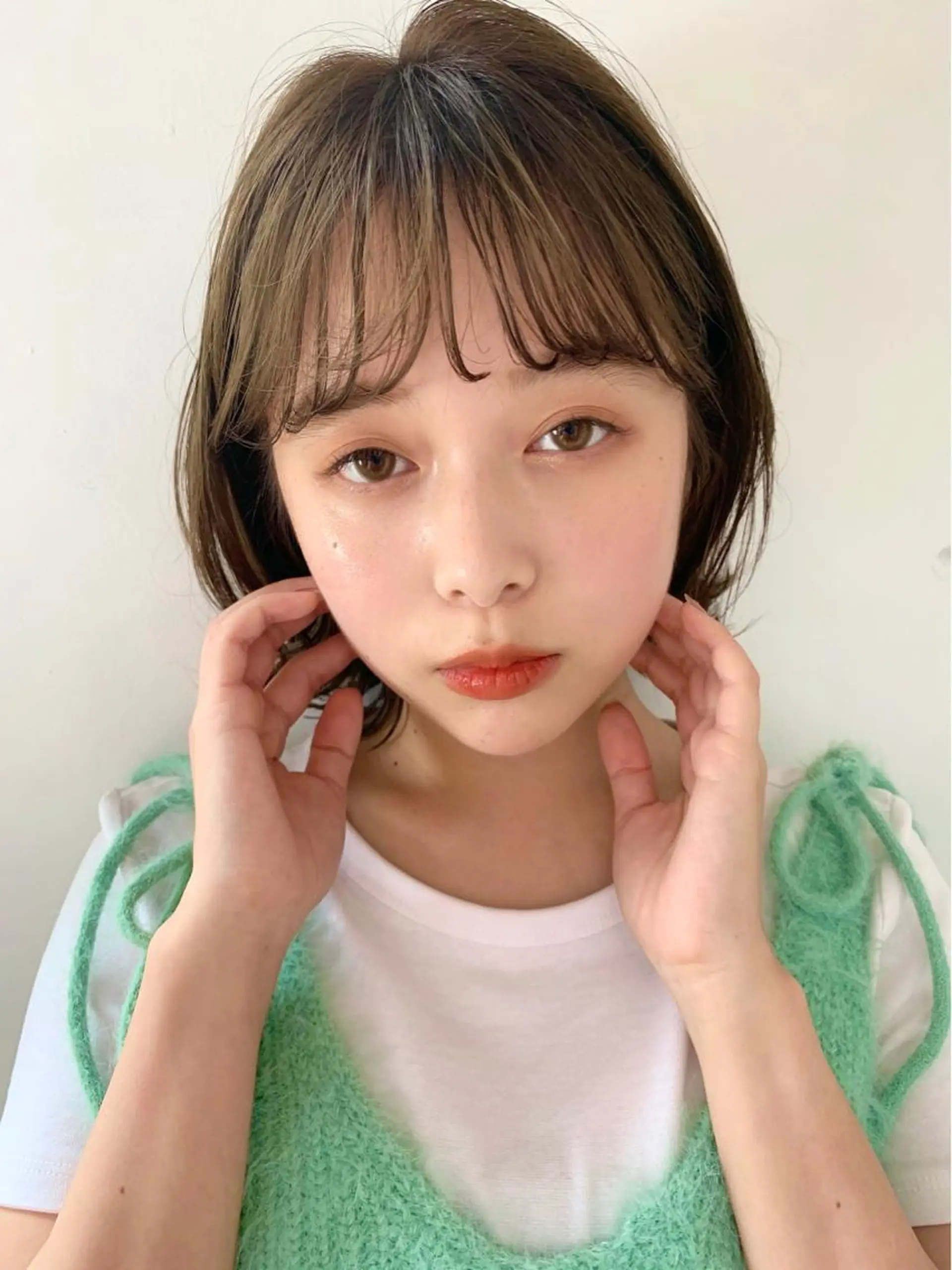 ミディアム カラー ベージュカラー オリーブベージュ ヘアカラー トリートメント chama レイヤーカットのヘアスタイル