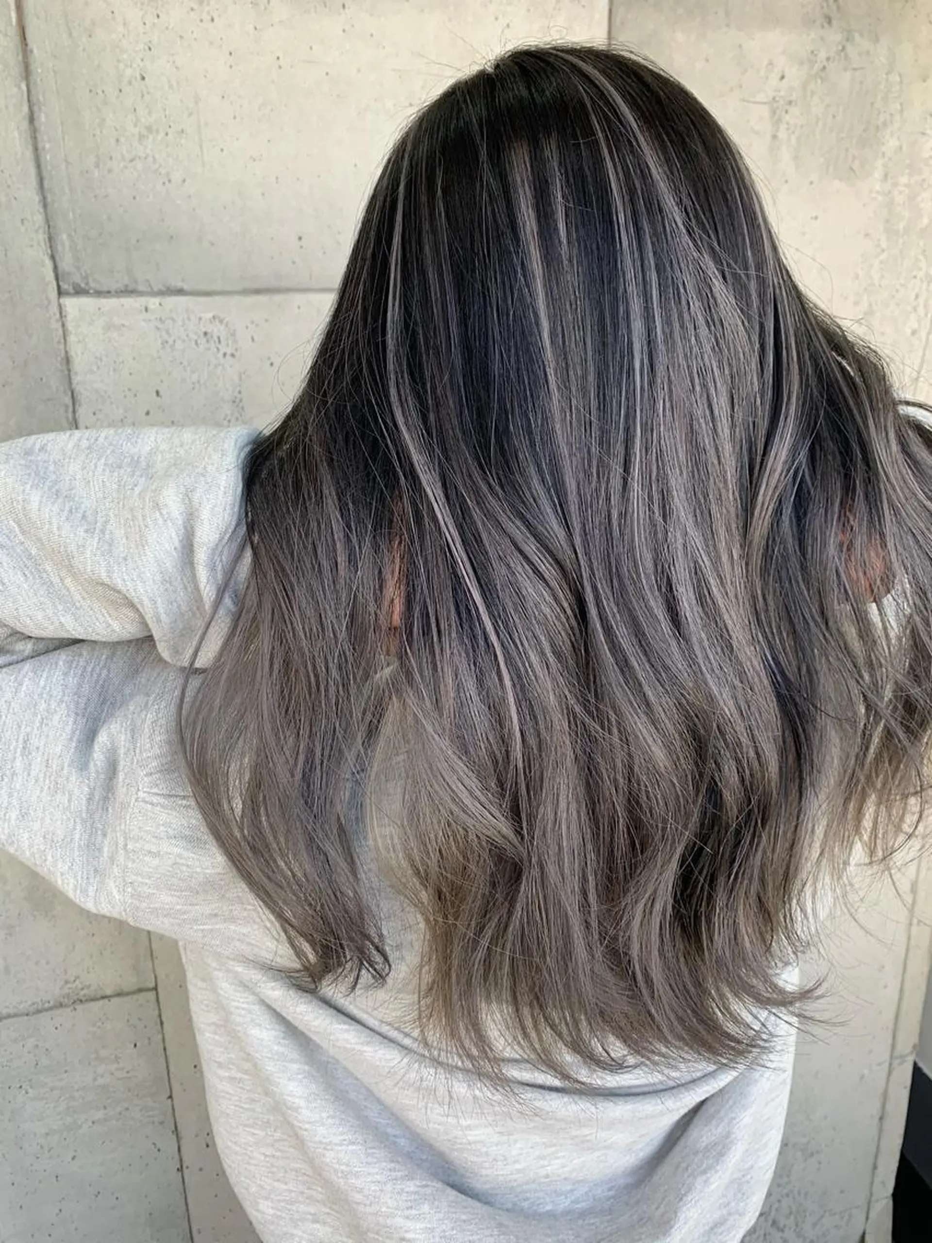 ロング カラー アッシュ アッシュグレー バレイヤージュ グレージュ ハイライトカラー カット ヘアカラー トリートメント Little_okinawa所属・Mikuri 【Little】のヘアスタイル