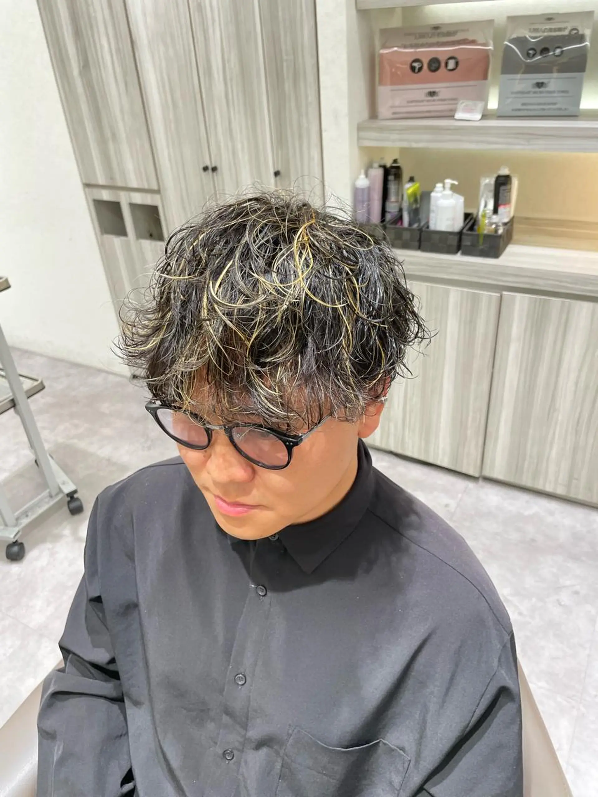 ショート カラー パーマ メンズ メンズブリーチ メンズハイライト メンズメッシュ メンズパーマ メンズツイストパーマ カット ヘアカラー パーマ メンズ特化店長✨ 9/13空◎岡本一真のヘアスタイル
