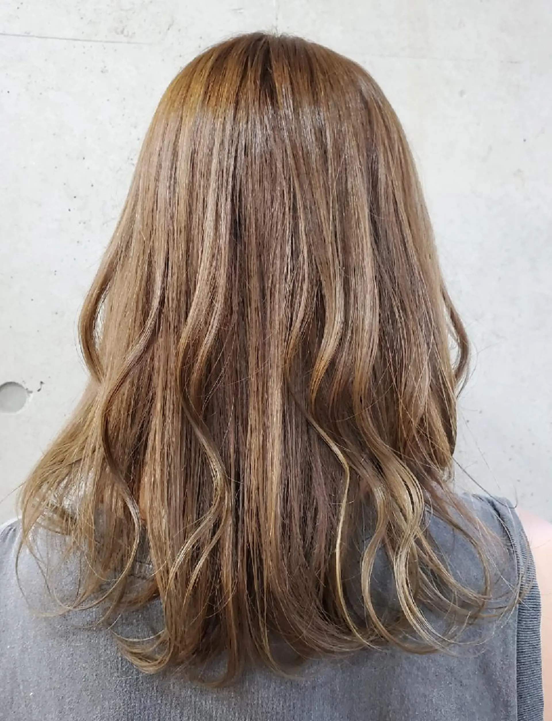 ミディアム カラー アッシュ ブリーチ ハイトーンカラー ミルクティーアッシュ ブリーチなしカラー ヘアカラー トリートメント S. ERIのヘアスタイル