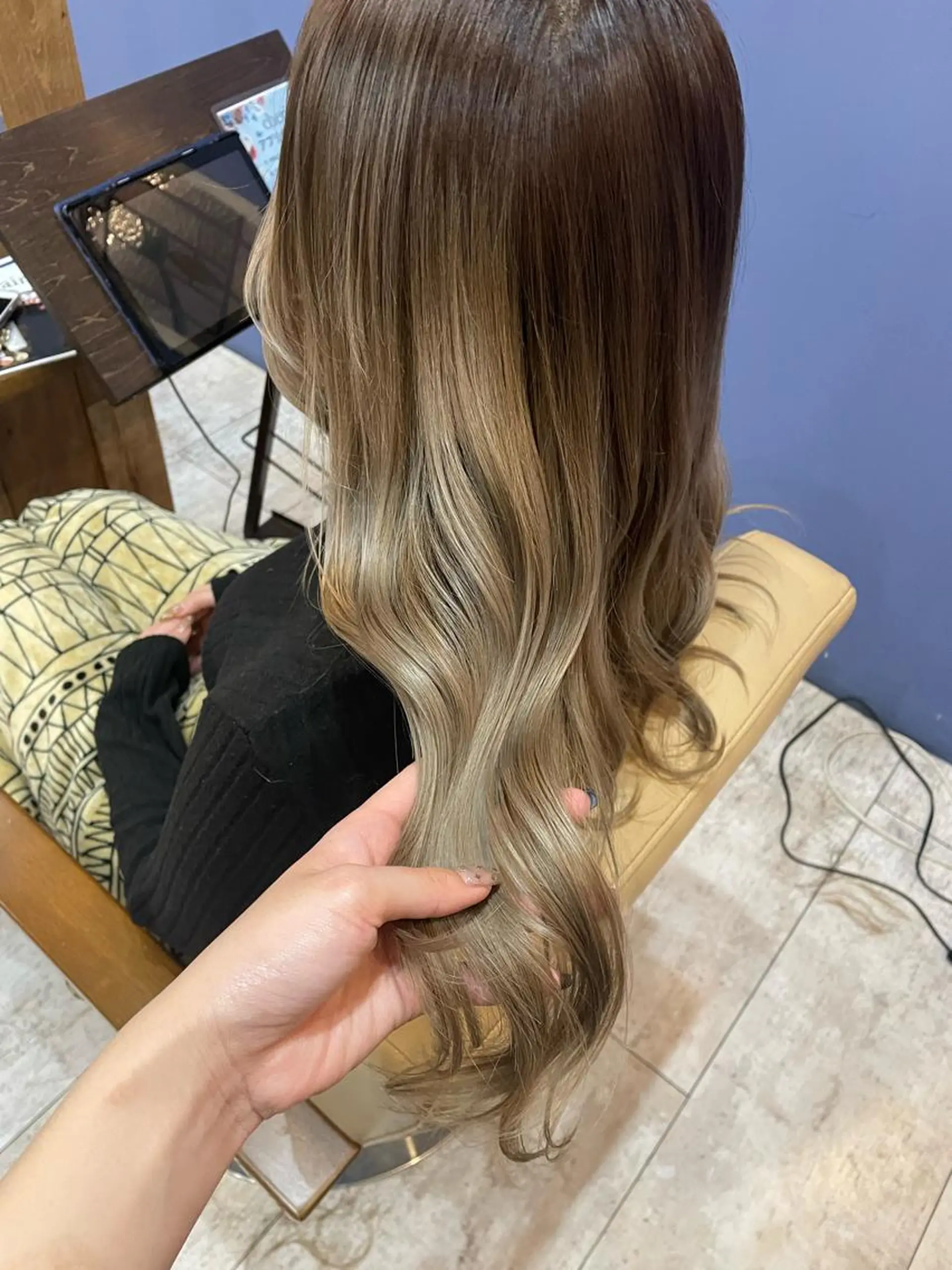 ロング カラー ベージュカラー 小坂 真子のヘアスタイル