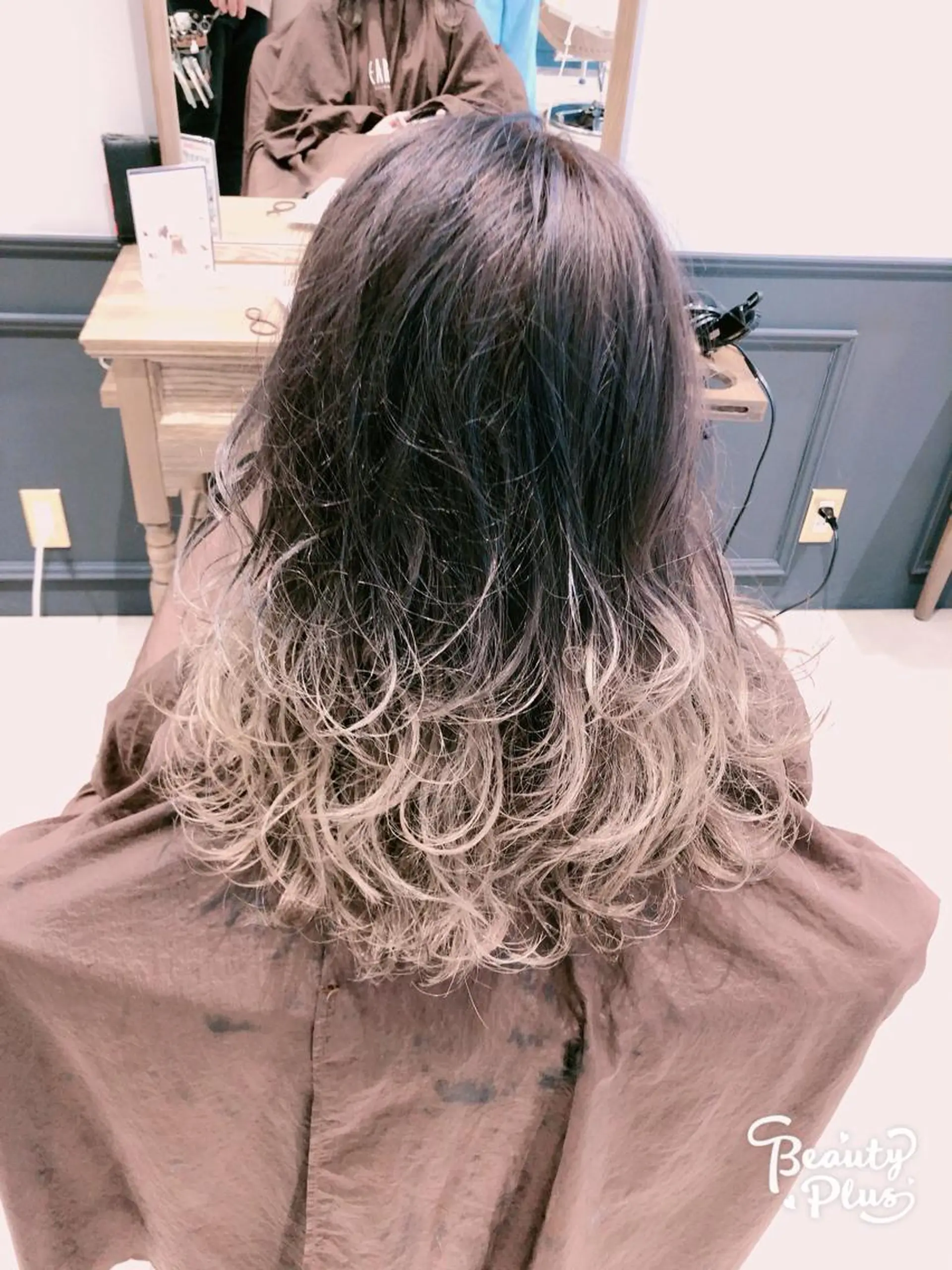 セミロング カラー ベージュカラー グラデーションカラー ホワイトベージュ ヘアカラー 難しい髪質の縮毛矯正 高岡/射水/髪質改善のヘアスタイル