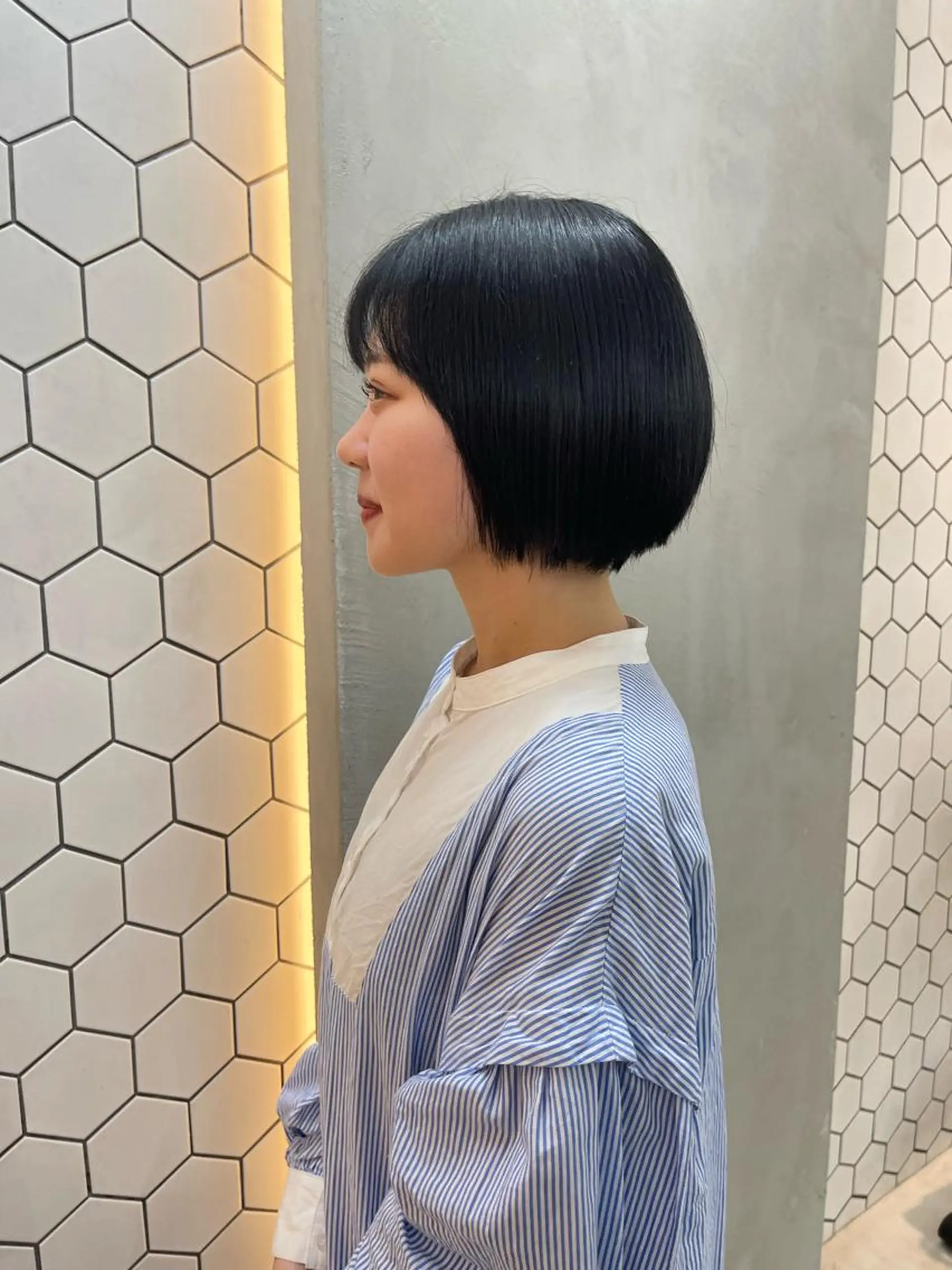 ショート カラー 黒髪 ブルーカラー ブルーブラック TENSHO 原宿　ハイトーンのヘアスタイル