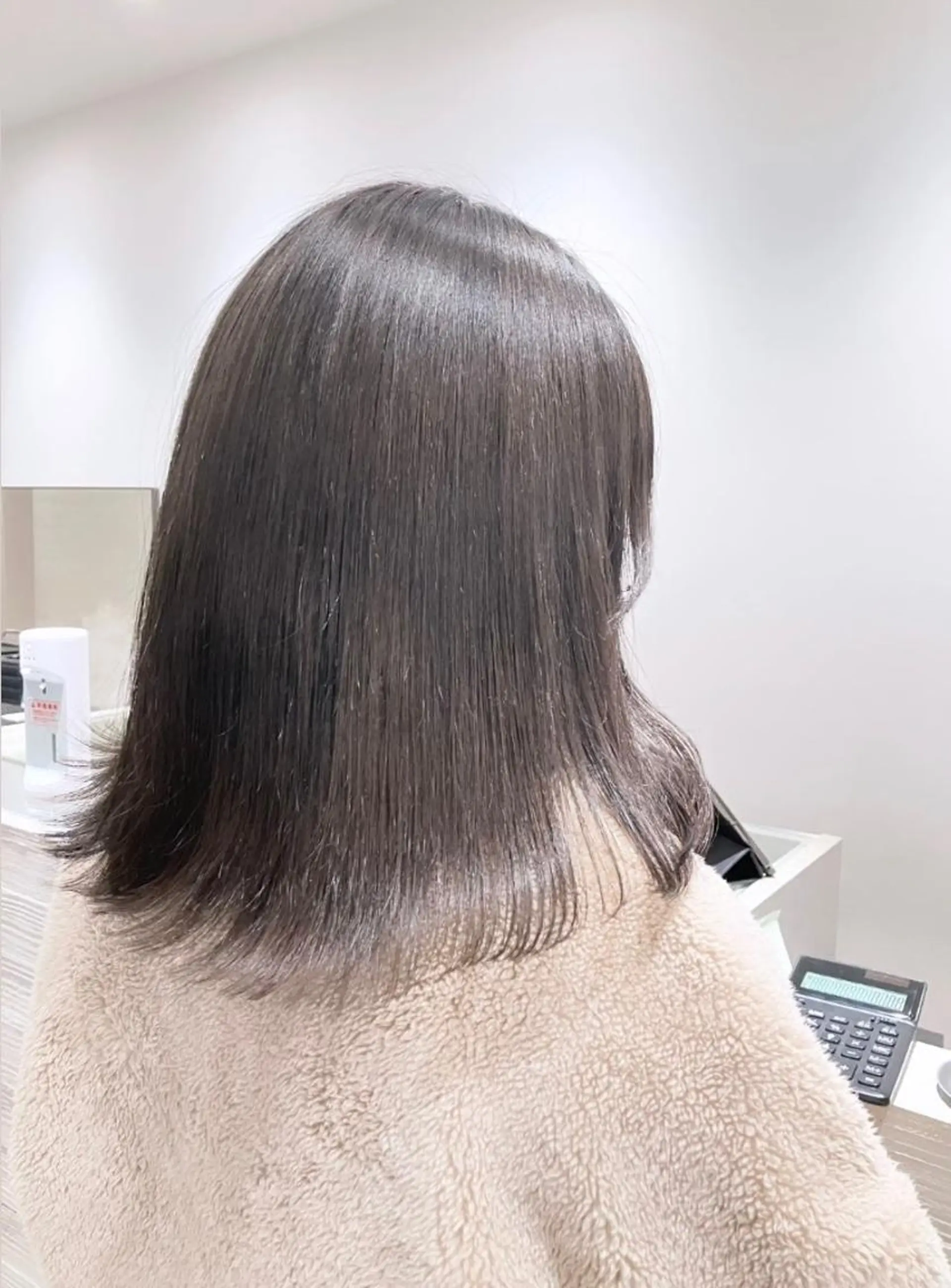 ミディアム カラー ブリーチ グレージュ サキ🤍ハイトーン 🩰くびれ巻きヘアのヘアスタイル