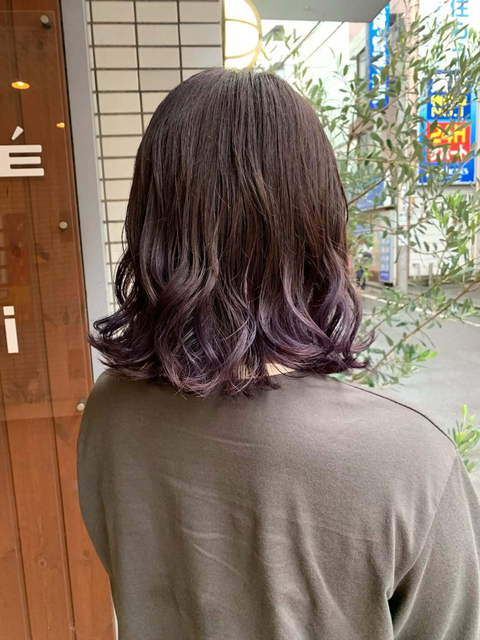 ミディアム カラー ブルーカラー ブルーパープル グラデーションカラー パープルカラー 縮毛矯正 ベージュ/オリーブ /ボブ/小笠原汐海のヘアスタイル